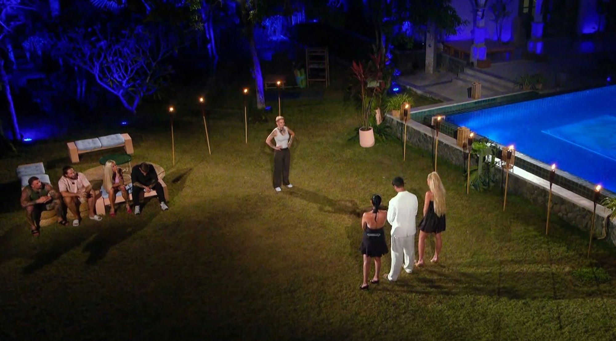 Drama! Denn die Verlierer müssen selbst entscheiden, wer von ihnen gehen muss. Nur Edith als Kapitänin wird nicht nominiert. (Bild: Joyn)