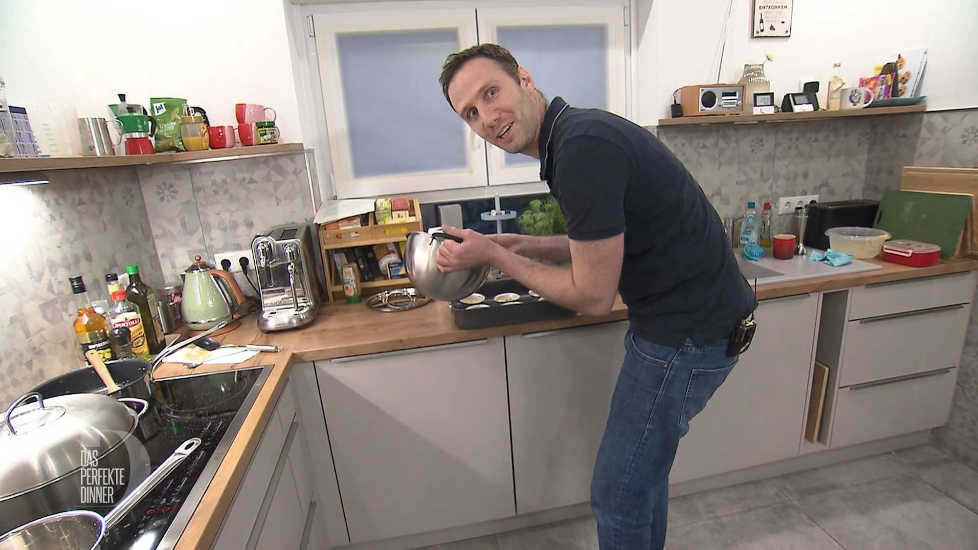 Hoffentlich gelingen Eugenio heute die Gemüsetörtchen - anders als die drei Male zuvor.
(Bild: RTL)