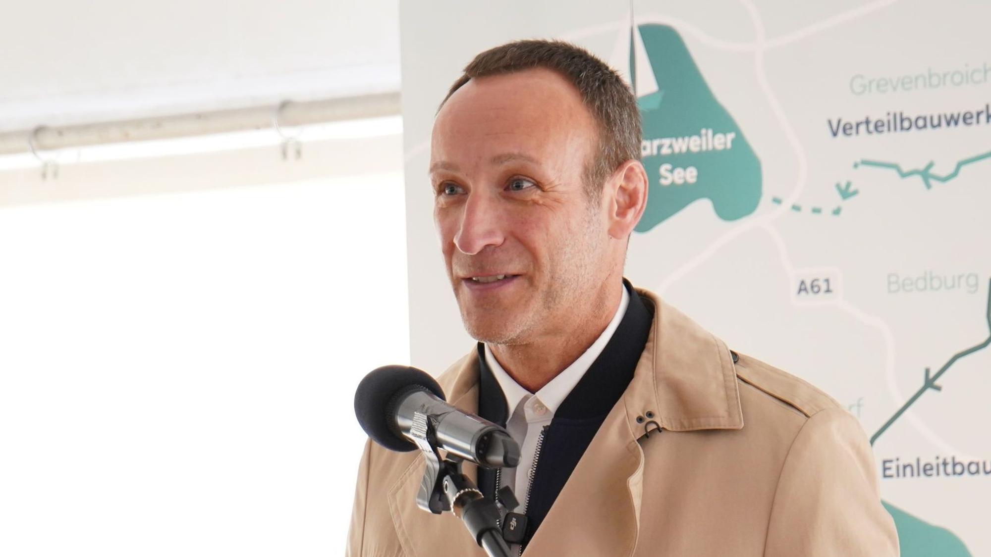 Der Elsdorfer Bürgermeister Andreas Heller hatte eine Hundefreilaufwiese angekündigt.