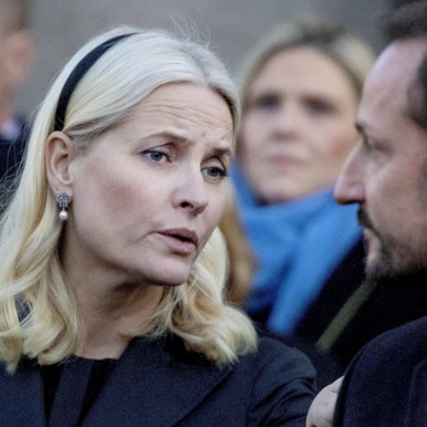 Kronprinzessin Mette-Marit und Kronprinz Haakon unterhalten sich.