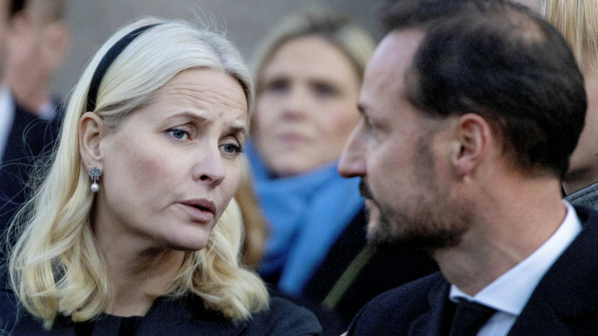 Kronprinzessin Mette-Marit und Kronprinz Haakon unterhalten sich.