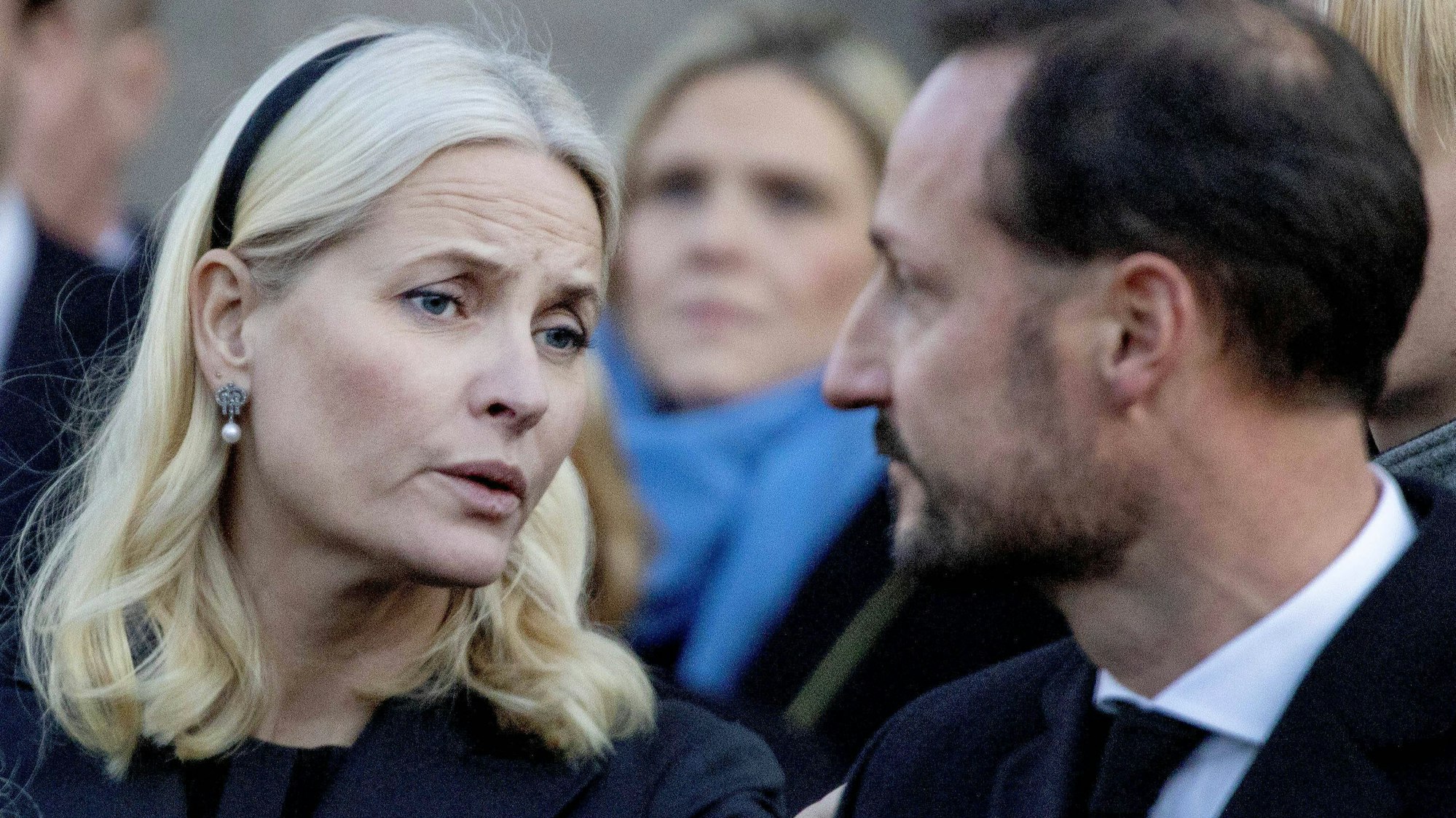 Kronprinzessin Mette-Marit und Kronprinz Haakon unterhalten sich.