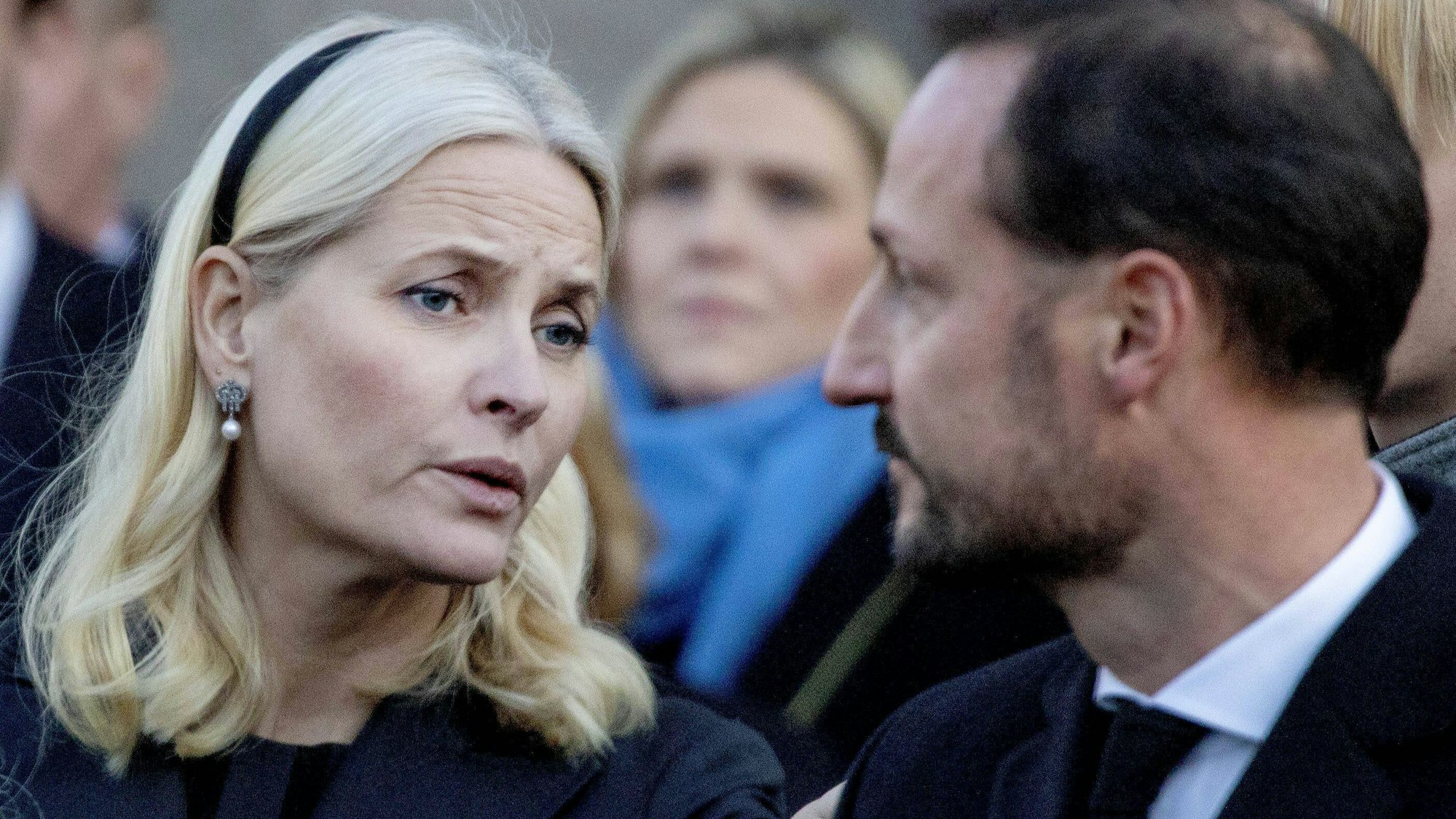 Kronprinzessin Mette-Marit und Kronprinz Haakon unterhalten sich.