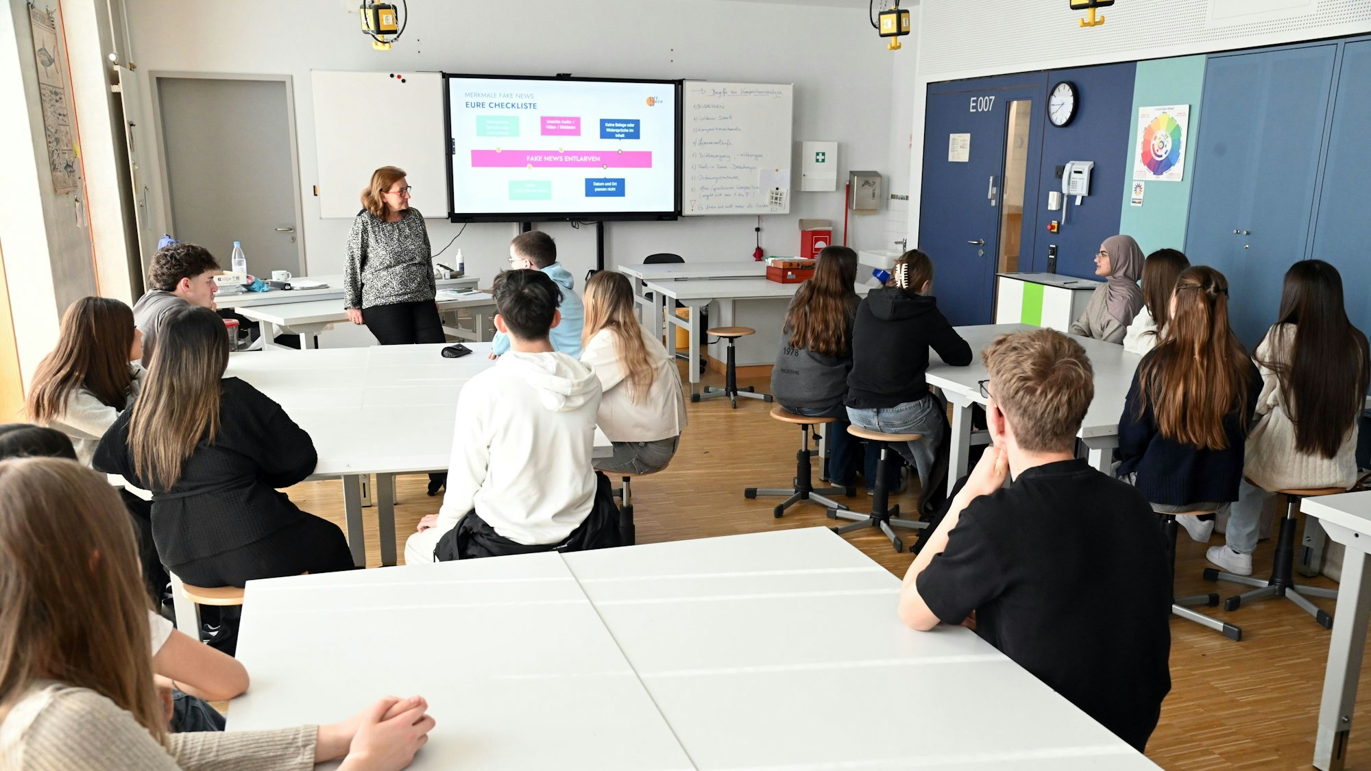 Eine Unterrichtsstunde der Life-Teacher kann ganz unterschiedlich aussehen: Manche erzählen von ihrer Ausbildung, andere machen Yoga oder Jonglieren mit den Schulklassen.