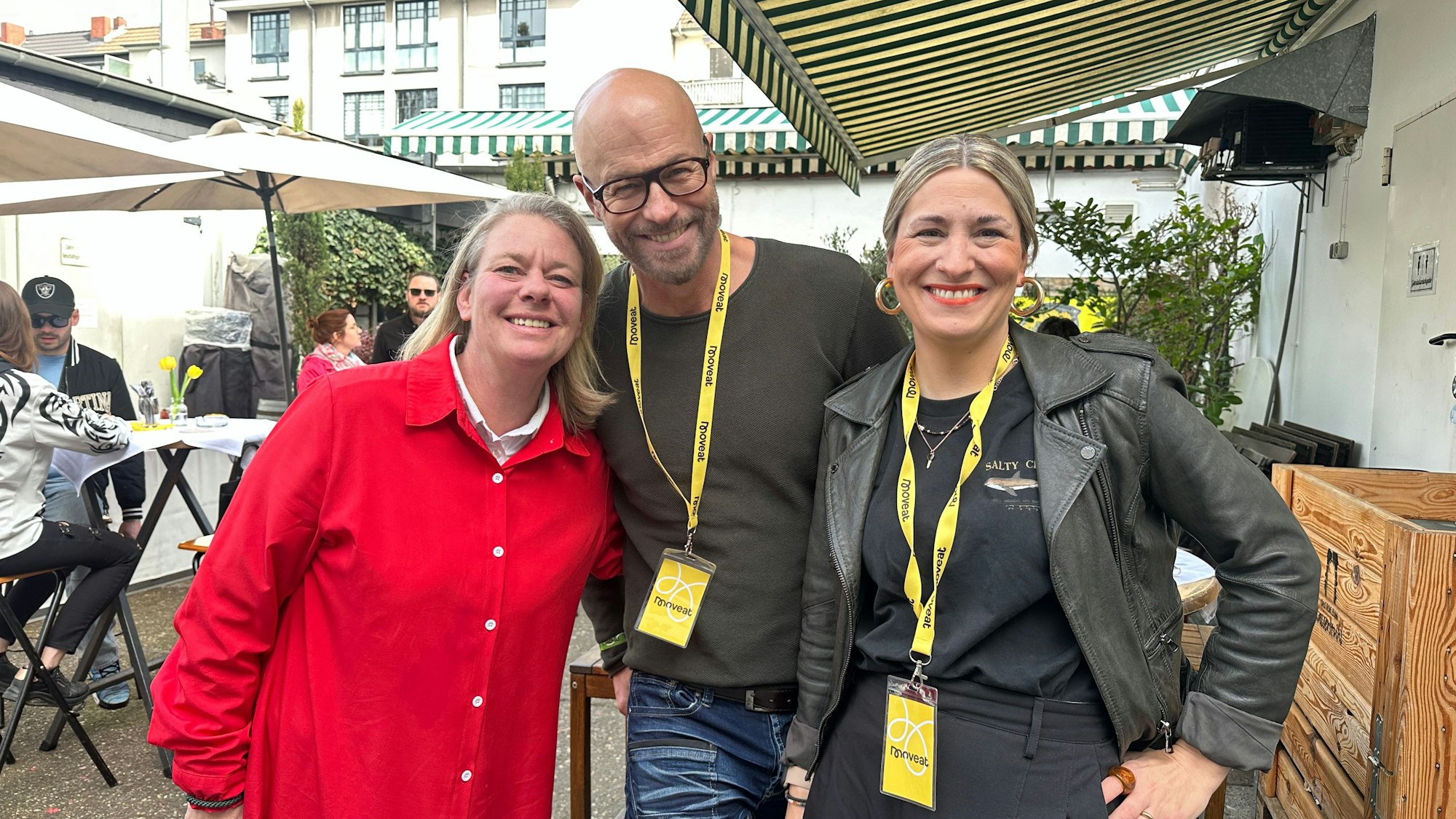 Gastronomin Petra Walterscheidt mit den Moveat-Organisatoren Holger Lodahl und Simone Brabec.