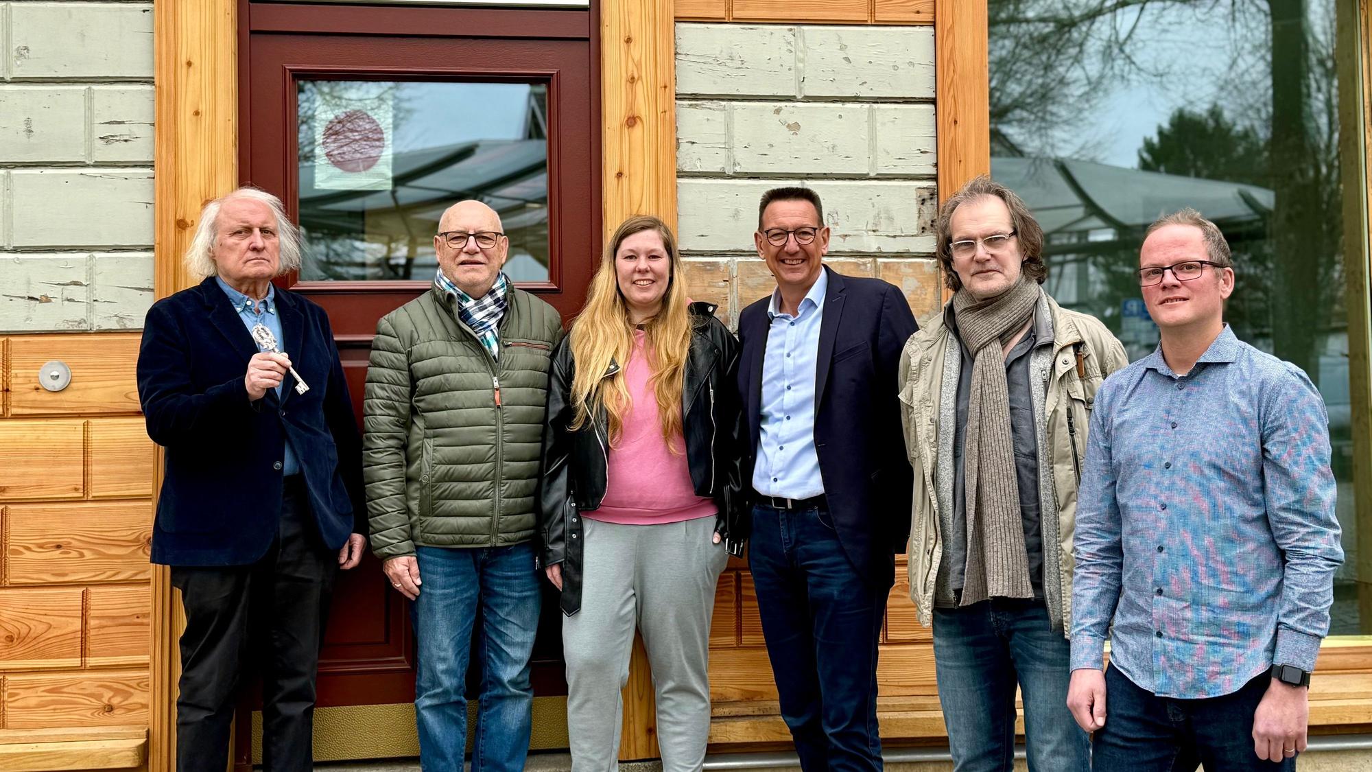 Architekt Frieder Heinz, Michael Cordts, Nathalie Kelder, Dirk Runge, Daniel Hein und Sebastian Solbach vor dem Kramerhaus