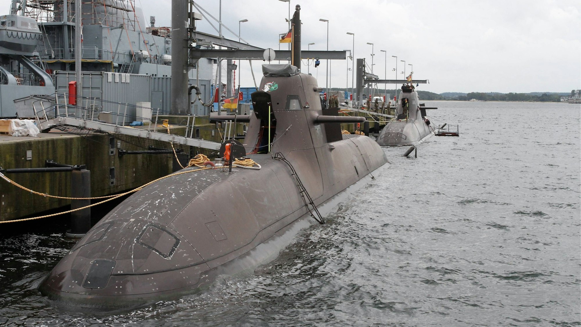 Ein deutsches U-Boot der Klasse 212A liegt im Hafen von Eckernförde.