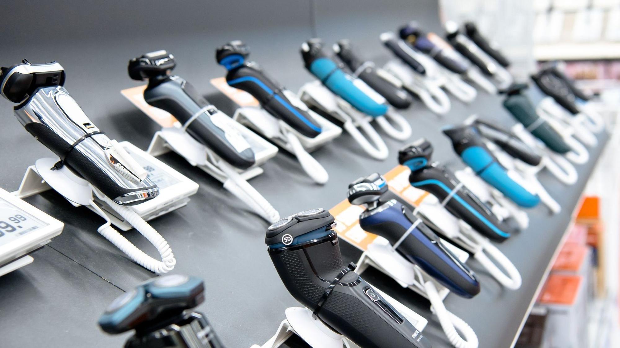 Herrenrasierer liegen in der Filiale des Elektronikmarkts