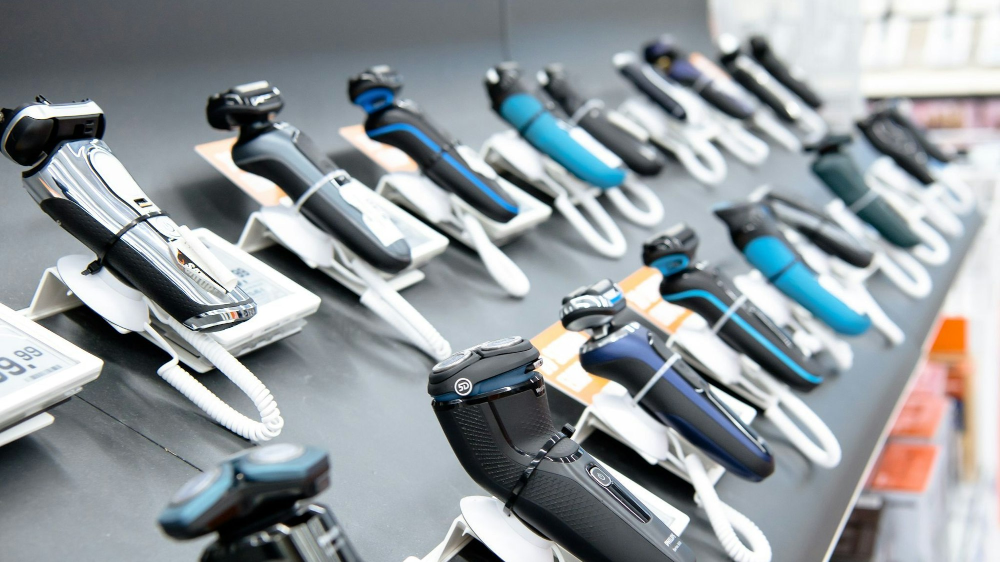 Herrenrasierer liegen in der Filiale des Elektronikmarkts
