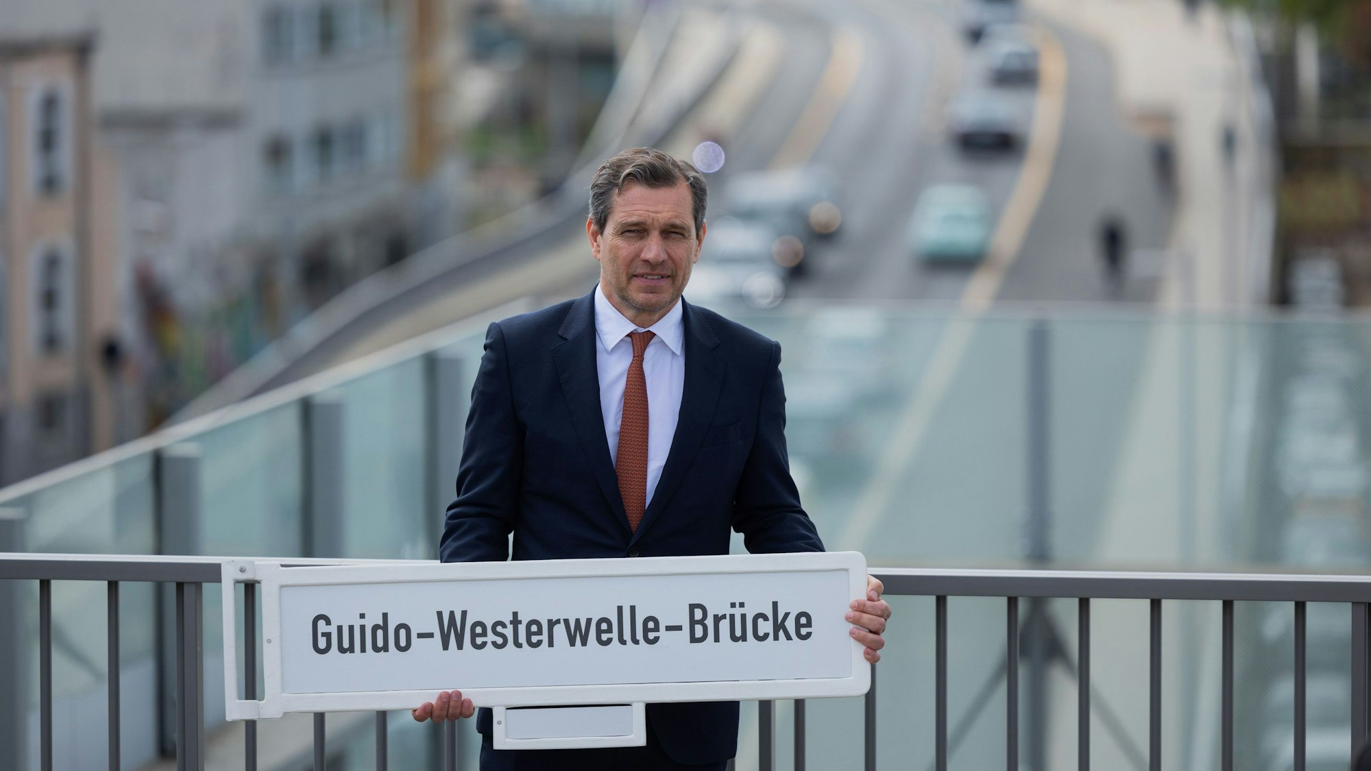 Michael Mronz, Unternehmer und Witwer von Westerweller, bei der Umbenennung der Bonner Victoriabrücke in Guido-Westerwelle-Brücke im Oktober 2024.