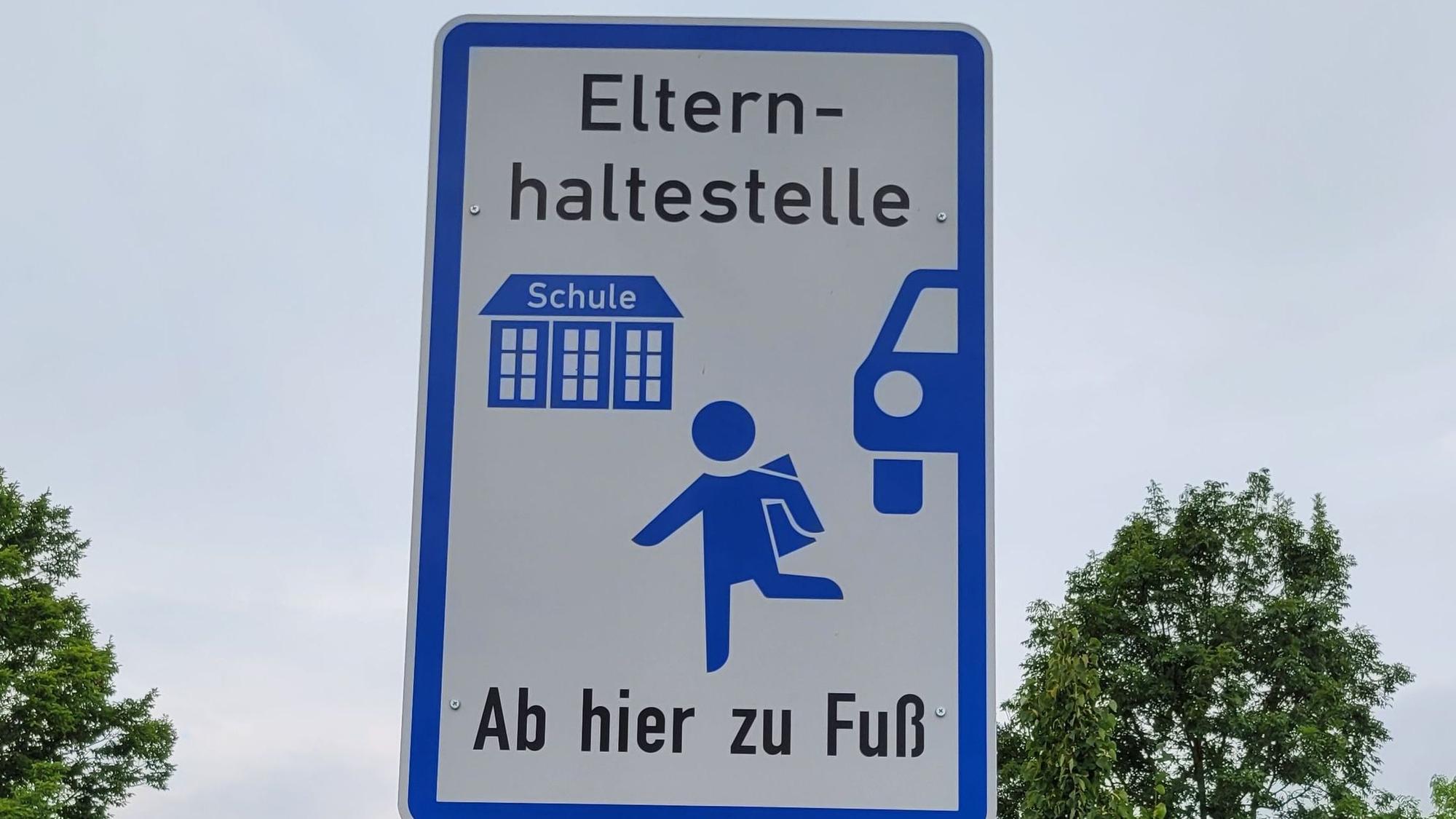 Ein Schild mit den Hinweisen „Elternhaltestelle“ und „Ab hier zu Fuß“. (Symbolfoto)