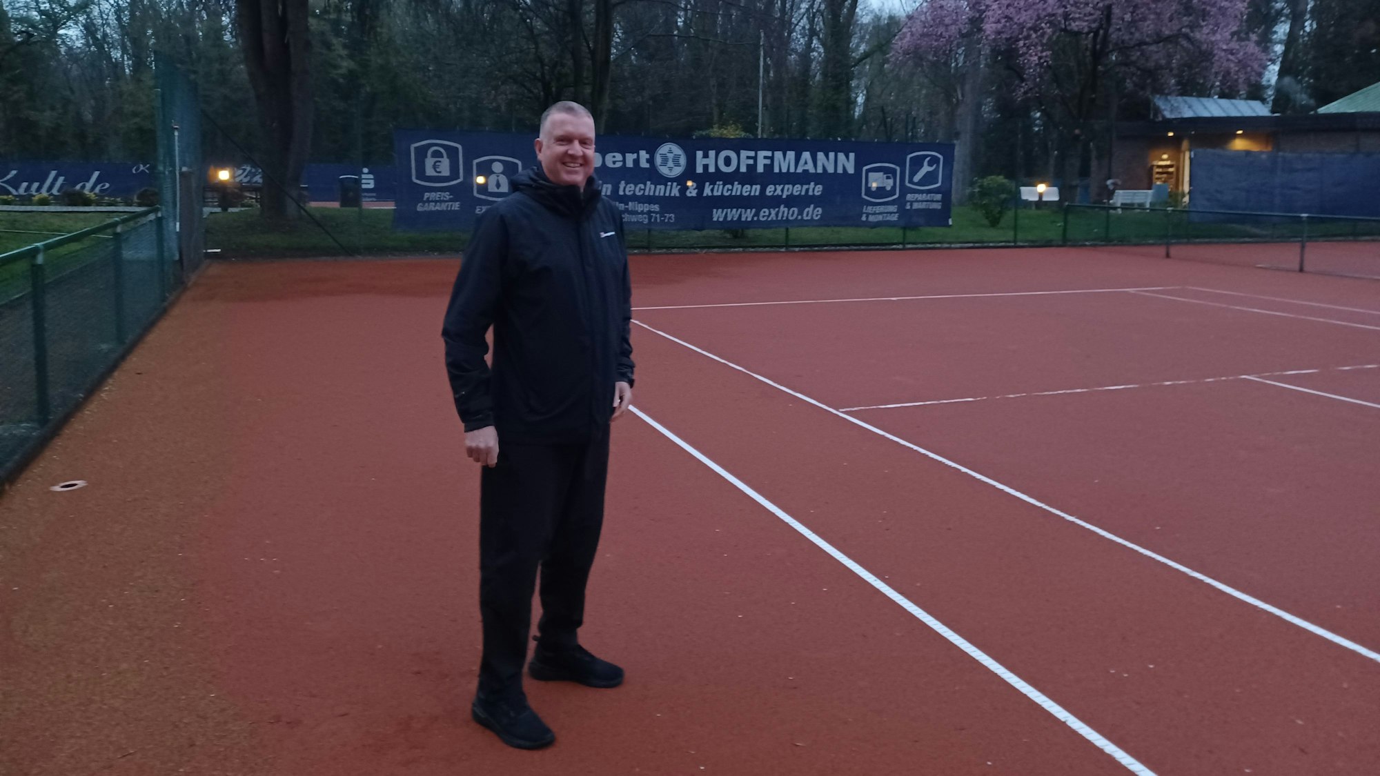 Vorstandsmitglied und Platzwart Horst Waffenschmidt ist hochzufrieden mit den neuen Sandplätzen.