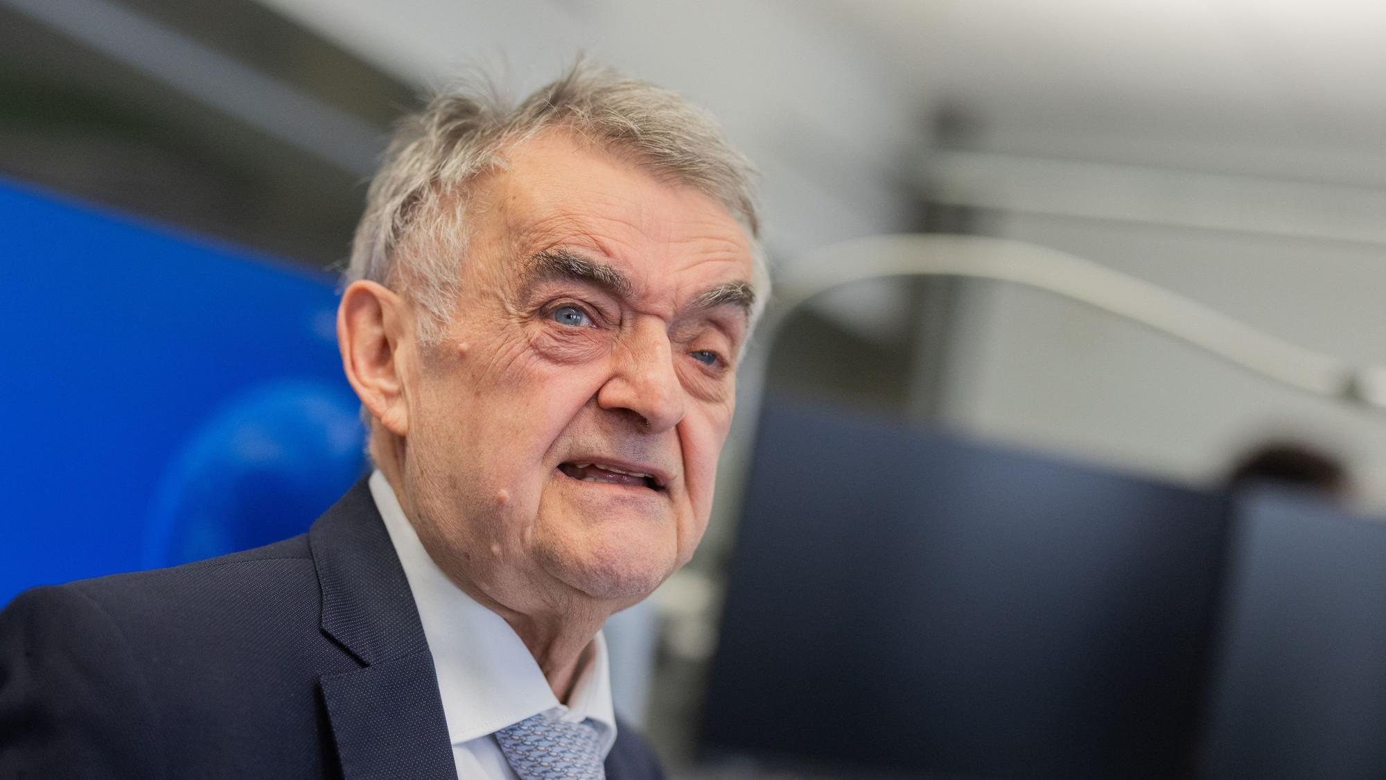 Herbert Reul (CDU), Innenminister von Nordrhein-Westfalen, steht im Lagezentrum des Innenministeriums.