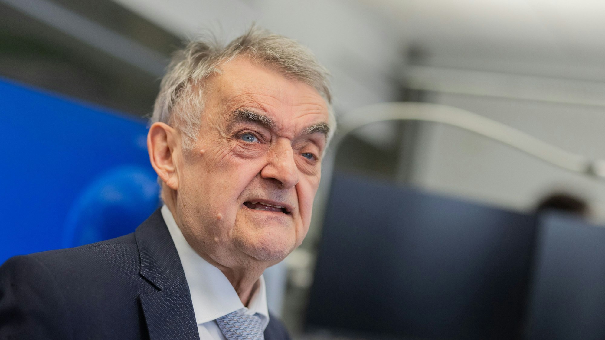 Herbert Reul (CDU), Innenminister von Nordrhein-Westfalen, steht im Lagezentrum des Innenministeriums.