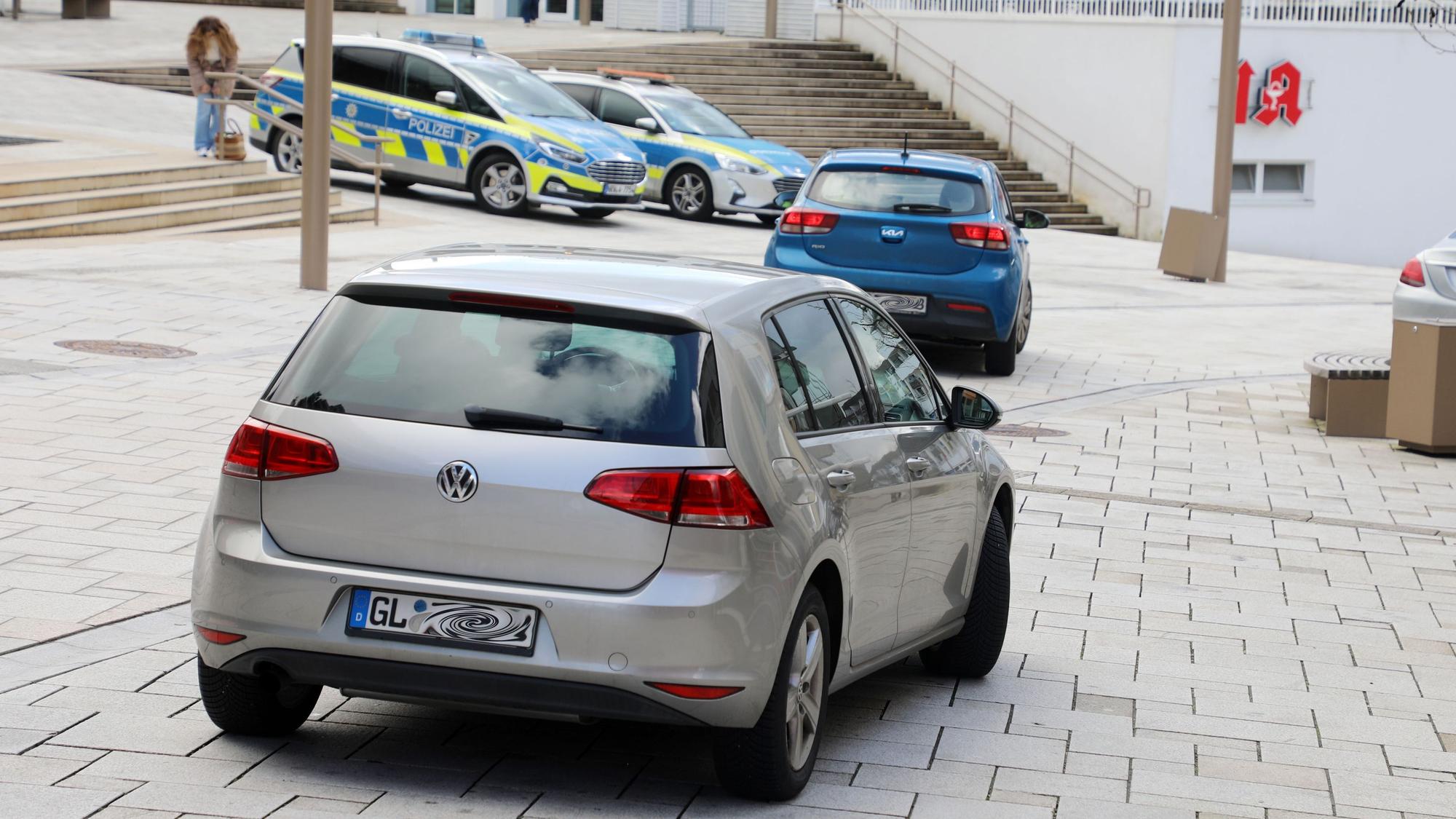 Auch direkt vis-à-vis der Ordnungshüter wird verbotswidrig geparkt.