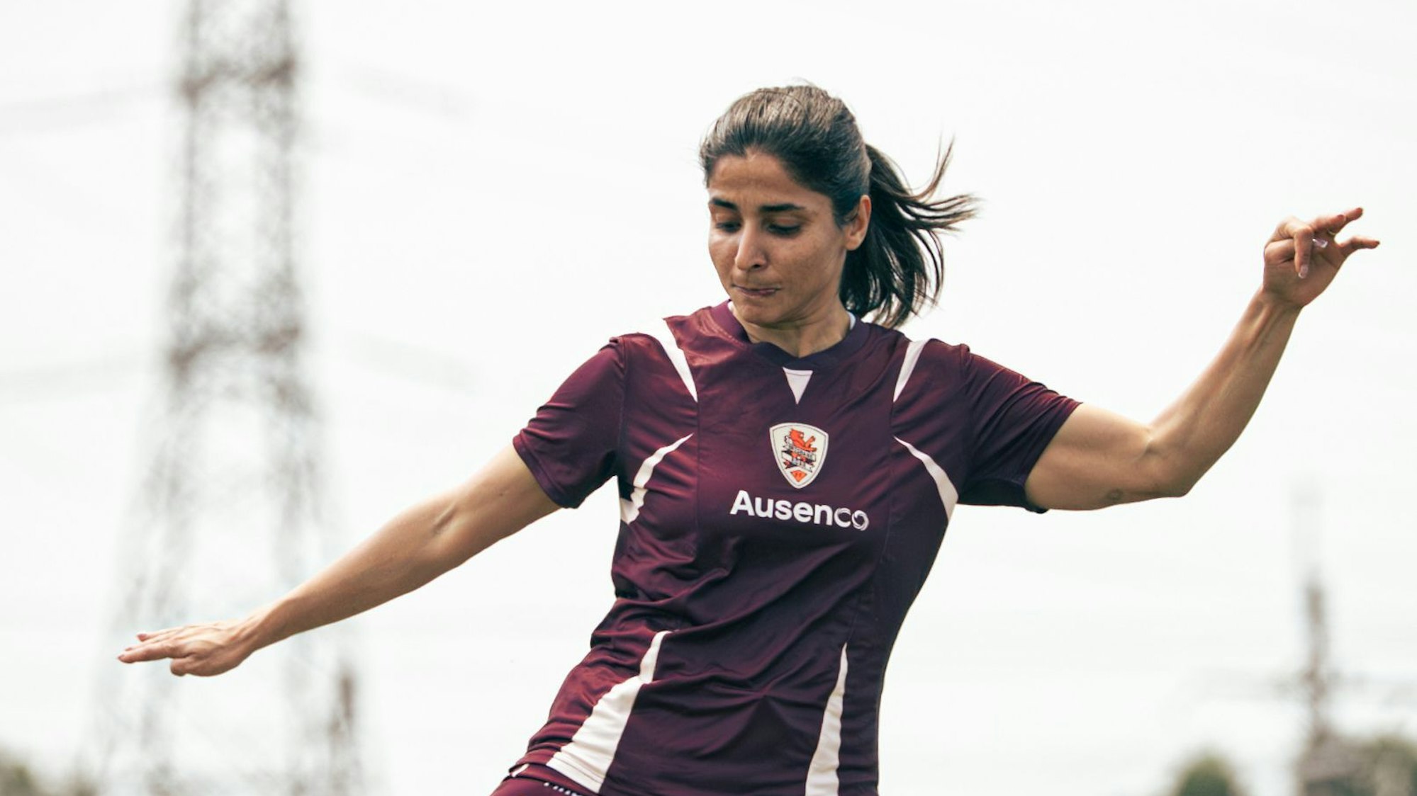 16.03.2026, Australien, Brisbane: Die iranische Fußballspielerin Atefeh Ramezanisadeh kickt einen Ball beim Training des Vereins Brisbane Roar in Brisbane, Australien. Foto: Brisbane Roar/dpa +++ dpa-Bildfunk +++
