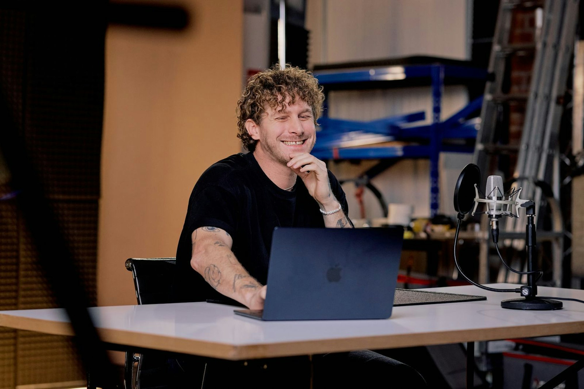 Bei Malte Zierden (bei der Aufzeichnung von „RE:TURN - ADHS als Gamechanger“ im Studio) wurde als Erwachsener ADHS diagnostiziert. Im Interview spricht der engagierte Tierschützer auch darüber ganz offen. (Bild: ZDF/ Jan Seebeck)