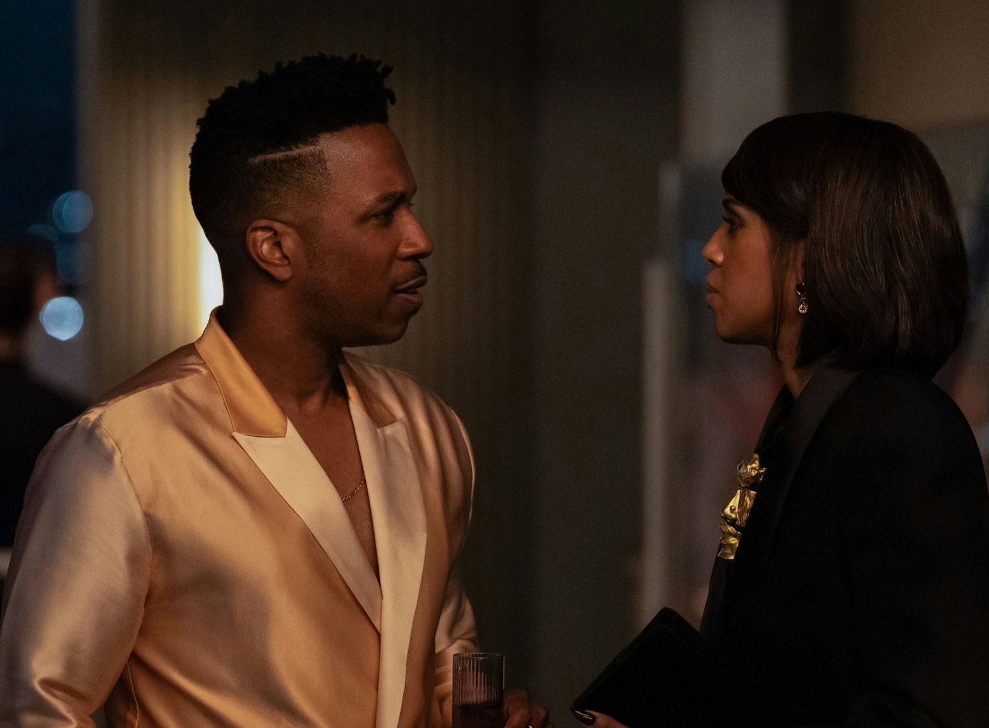 Eleanor (Kerry Washington) stammt aus einer extrem wohlhabenden Familie: Ihr Bruder Donovan (Leslie Odom Jr.) soll auf sie aufpassen. (Bild: © Apple TV / Stefania Rosini)