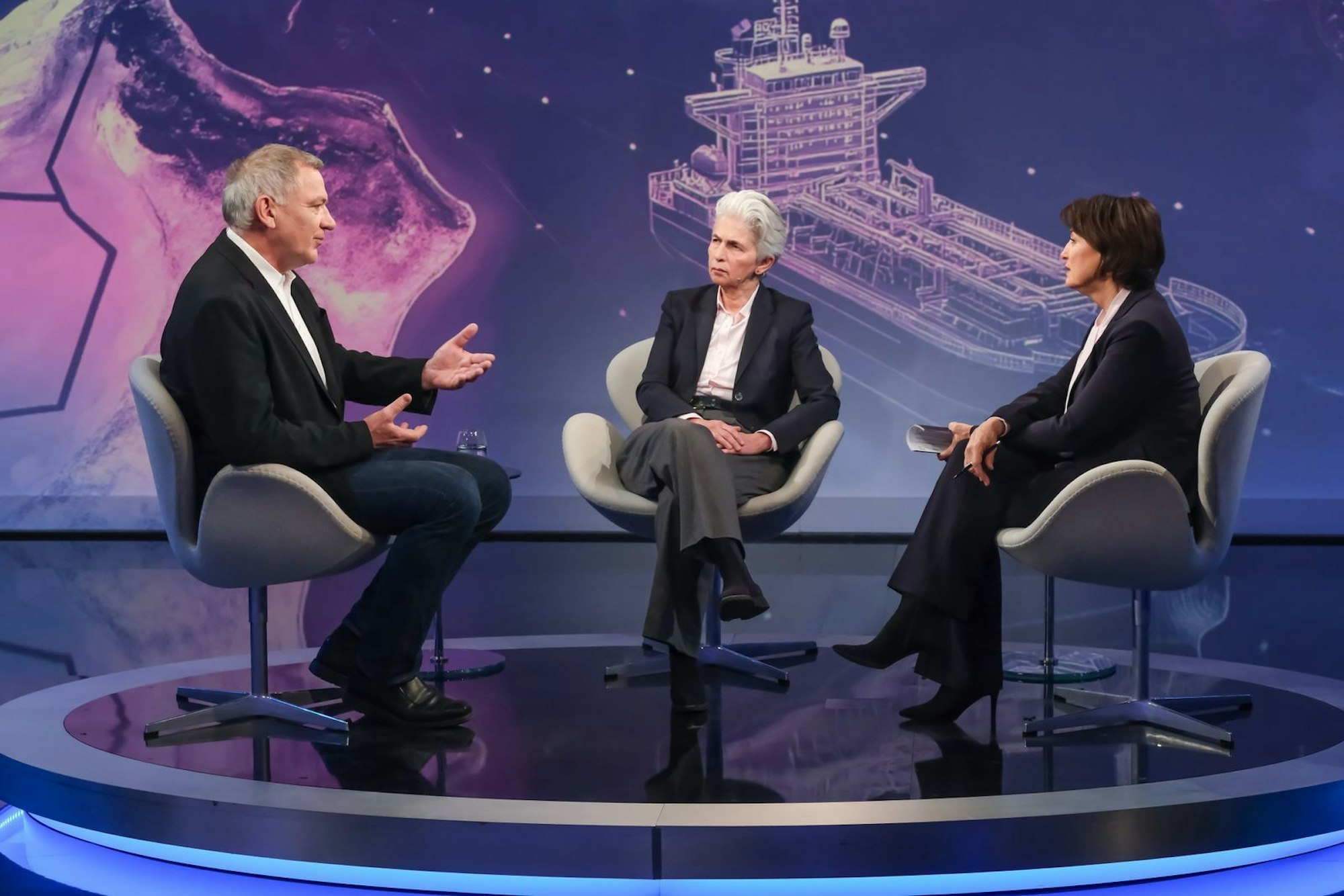 Auch Jan van Aken, Parteivorsitzender der Linken, und FDP-Politikerin Marie-Agnes Strack-Zimmermann (Mitte) diskutierten bei „Maischberger“ über die politische Weltlage.
(Bild: WDR/Oliver Ziebe)