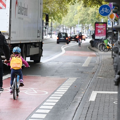 Radfahrende auf den Kölner Ringen (Archivbild). An vielen Stellen im Stadtgebiet gibt es allerdings keine eigene Radspur.