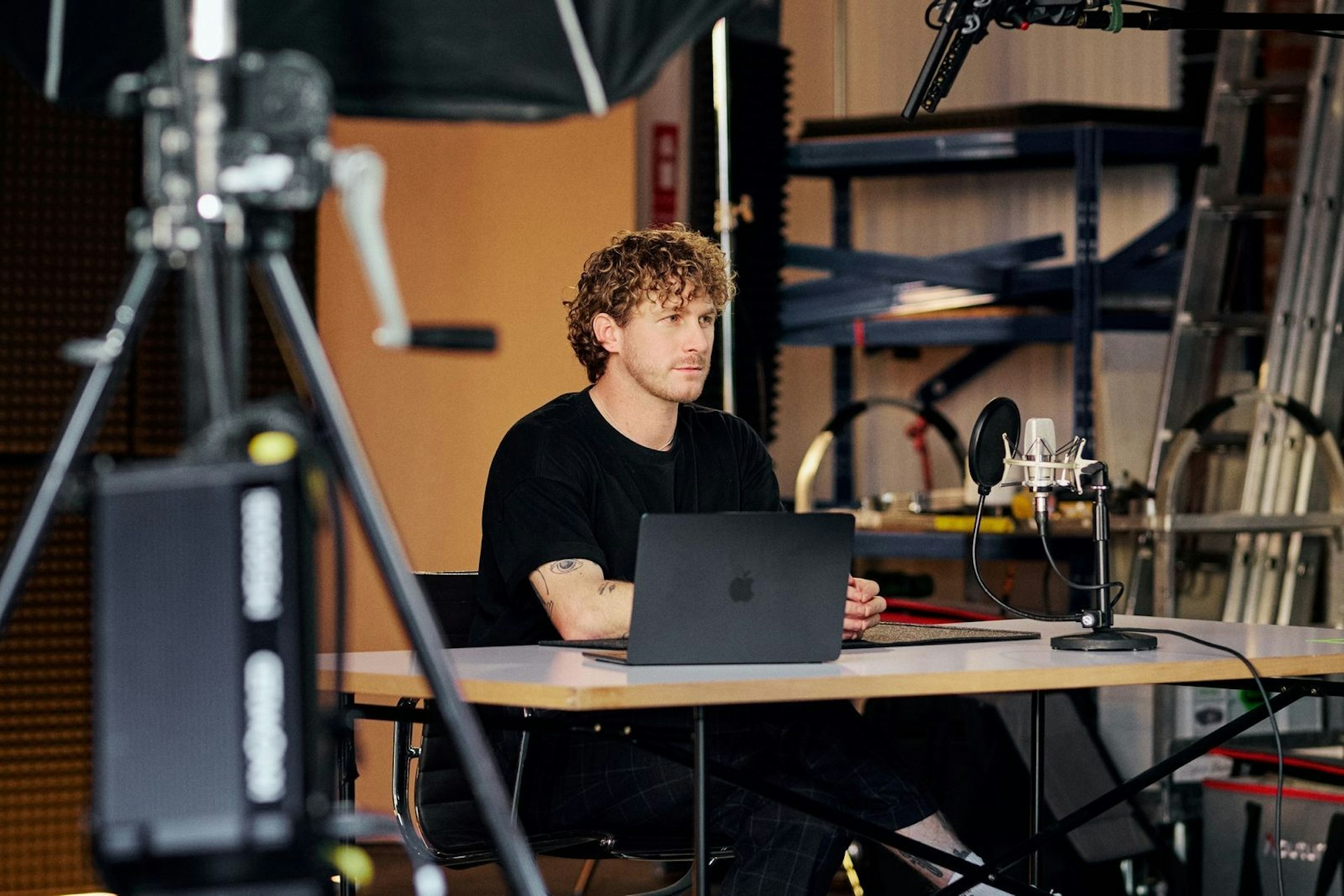 Bei „RE:TURN - ADHS als Gamechanger“ hat Malte Zierden sein Debüt als Moderator absolviert. (Bild: ZDF/ Jan Seebeck)