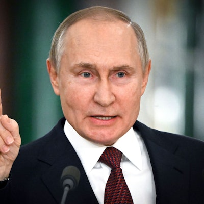 Dieses von der staatlichen russischen Nachrichtenagentur Sputnik via AP veröffentlichte Foto zeigt Kremlchef Wladimir Putin während einer Pressekonferenz.