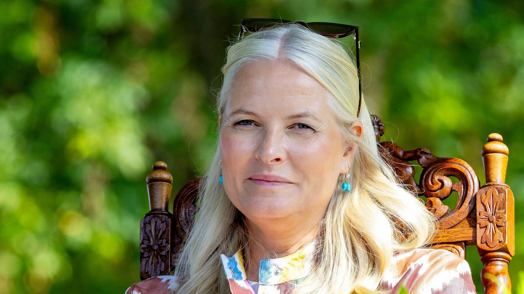 Mette-Marit schaut in die Ferne.