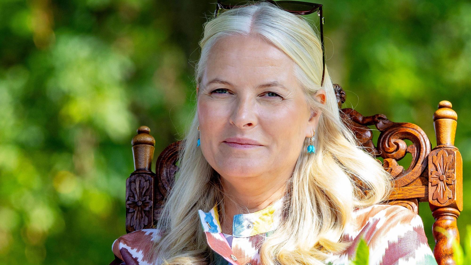 Mette-Marit schaut in die Ferne.