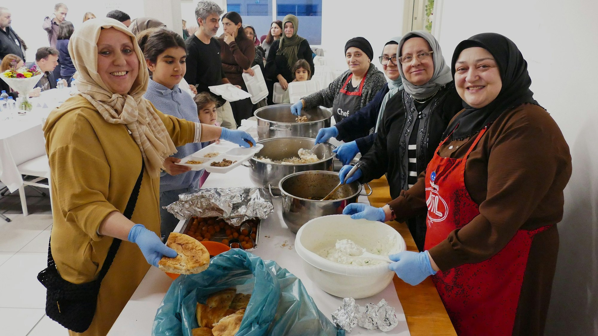 Das Fastenbrechen halten Muslime mit Freunden und Familie ab.