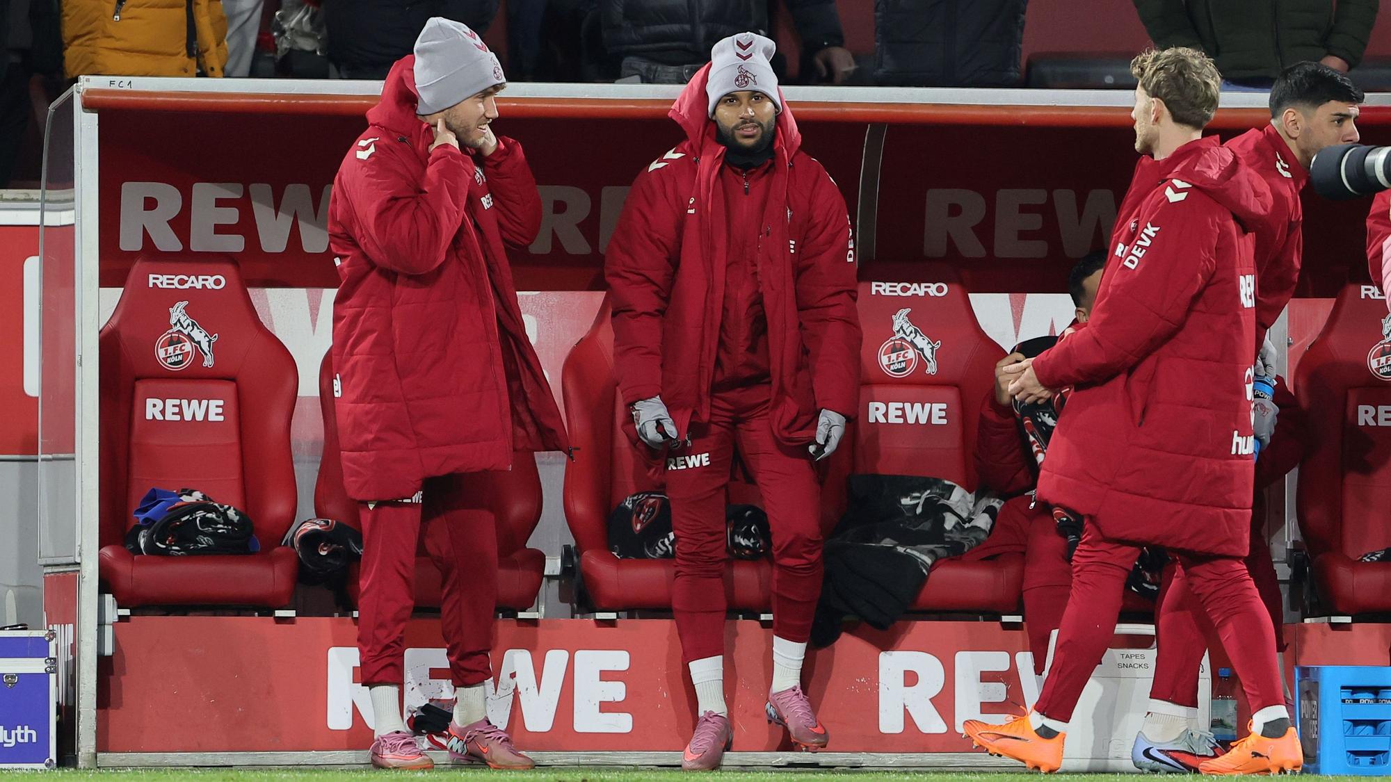 Prominenz auf der Bank: Luca Waldschmidt, Linton Maina, Florian Kainz (v.l.)