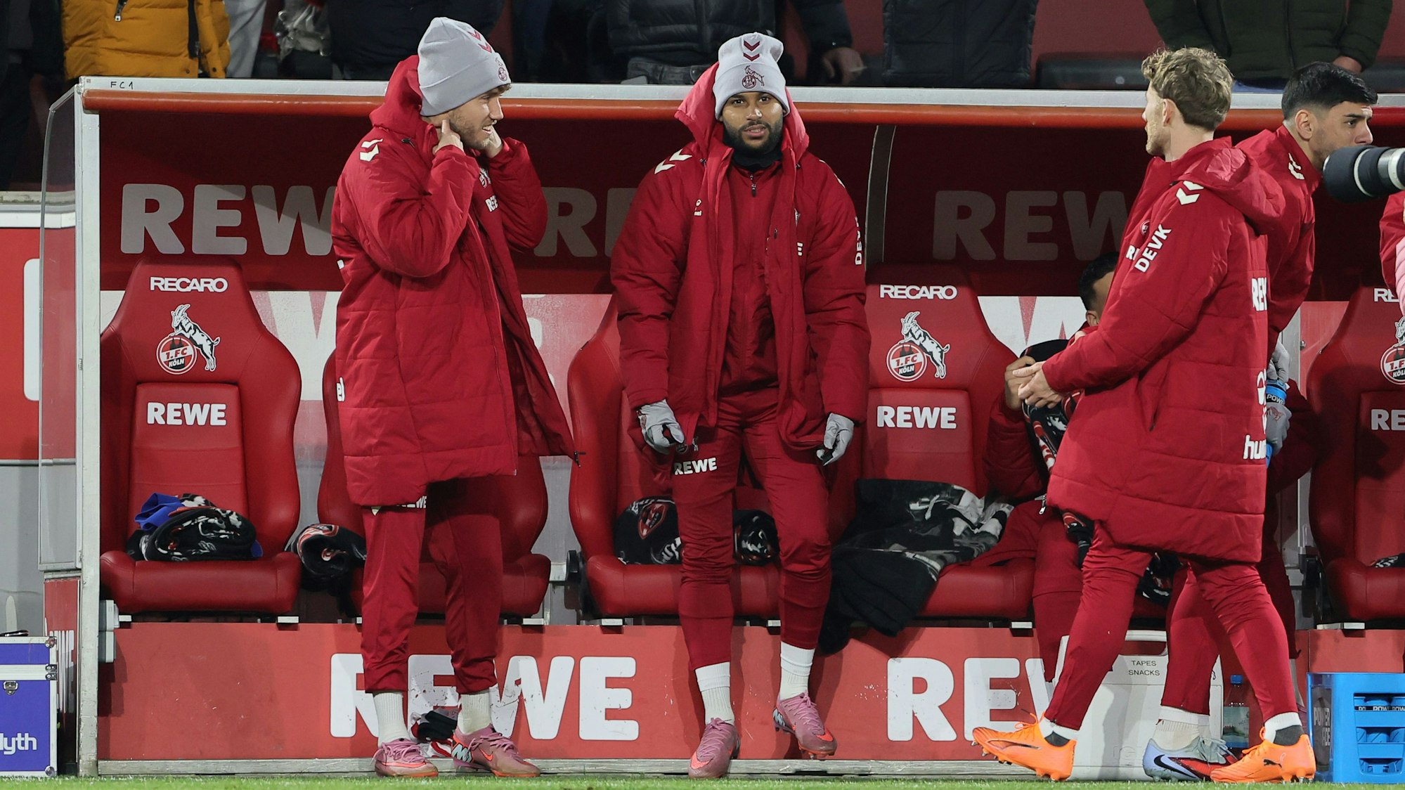 Prominenz auf der Bank: Luca Waldschmidt, Linton Maina, Florian Kainz (v.l.)