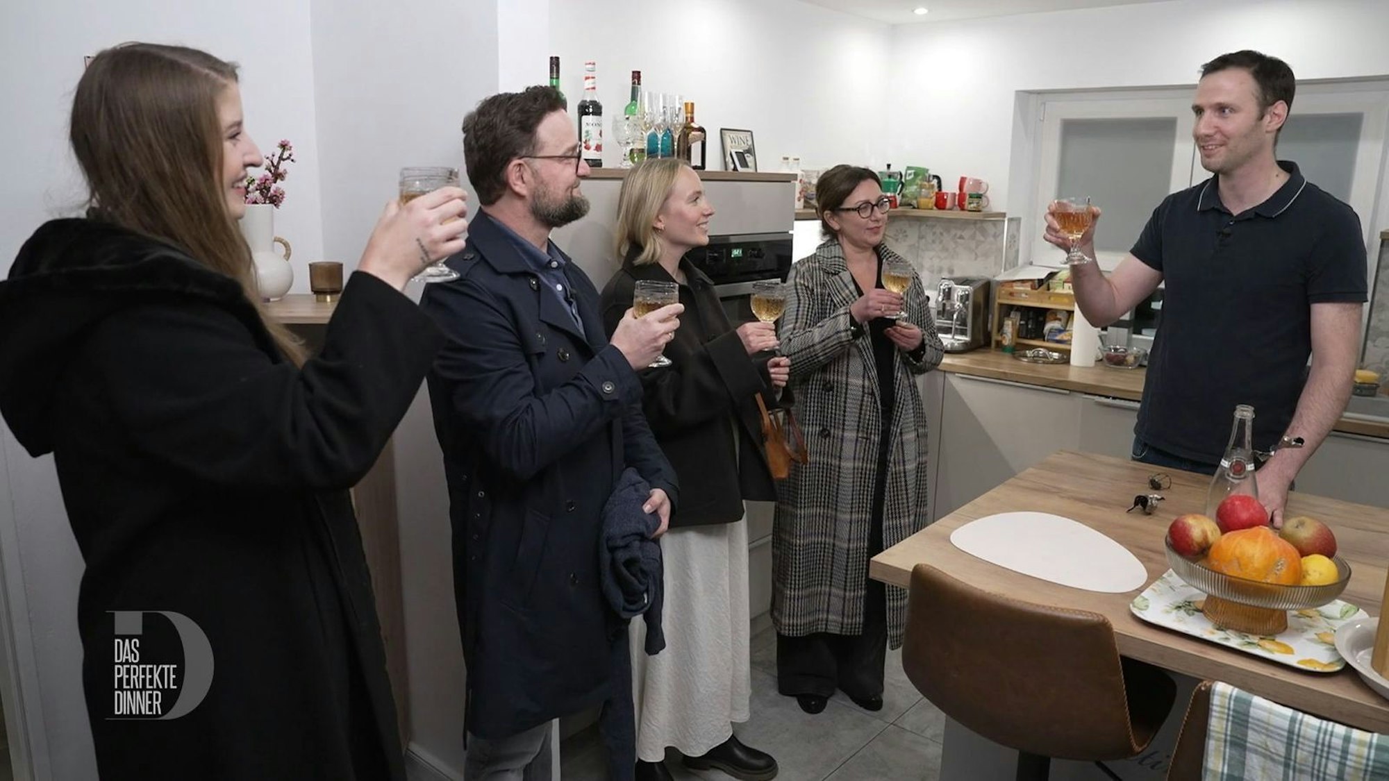 Mit einem Franciacorta will Eugenio (rechts) seine Gäste (von links) Alina, Robert, Radost und Lilia in Stimmung bringen.
(Bild: RTL)