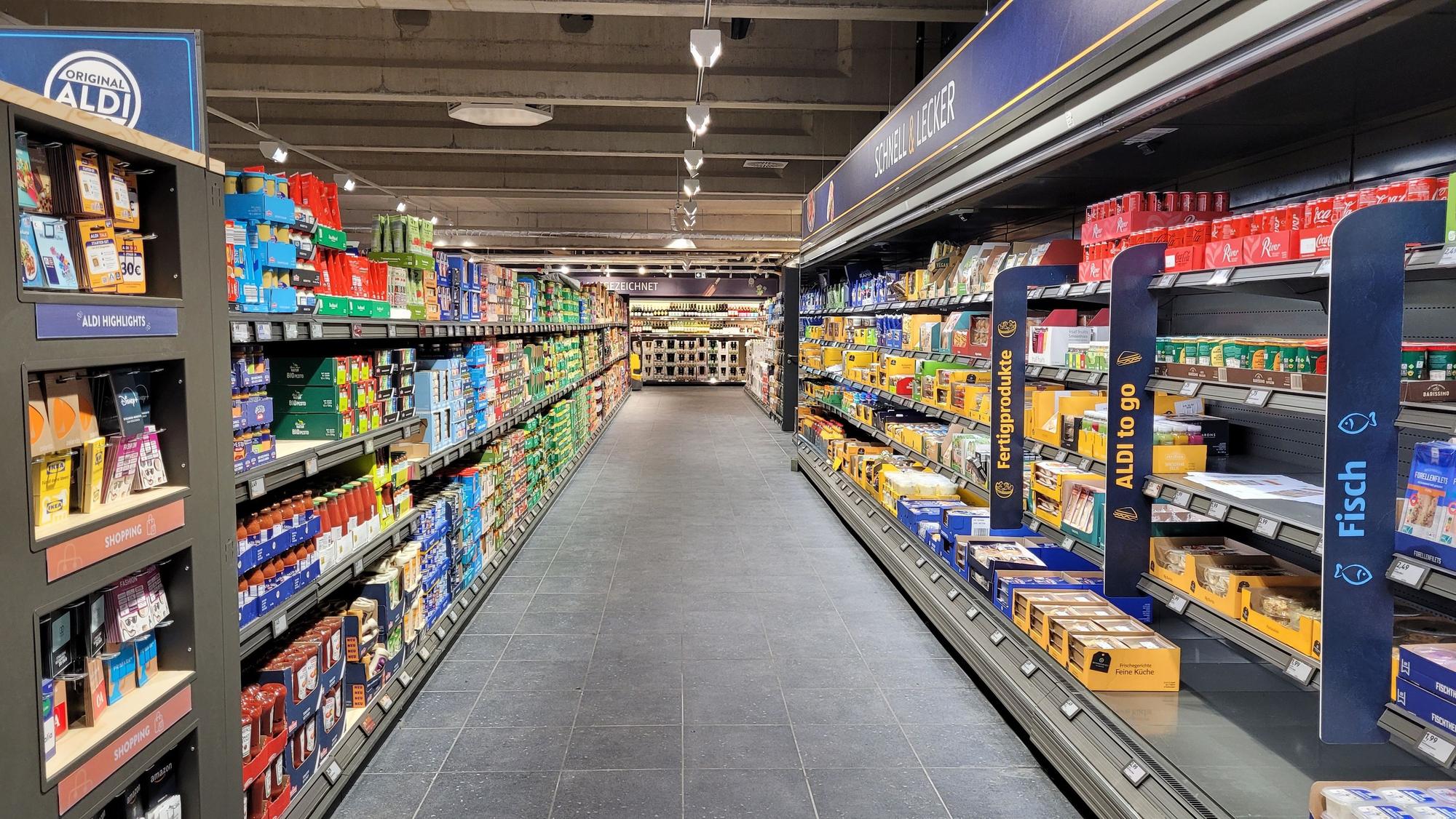 Das Foto zeigt volle Regale im neuen Aldi Heidkamp