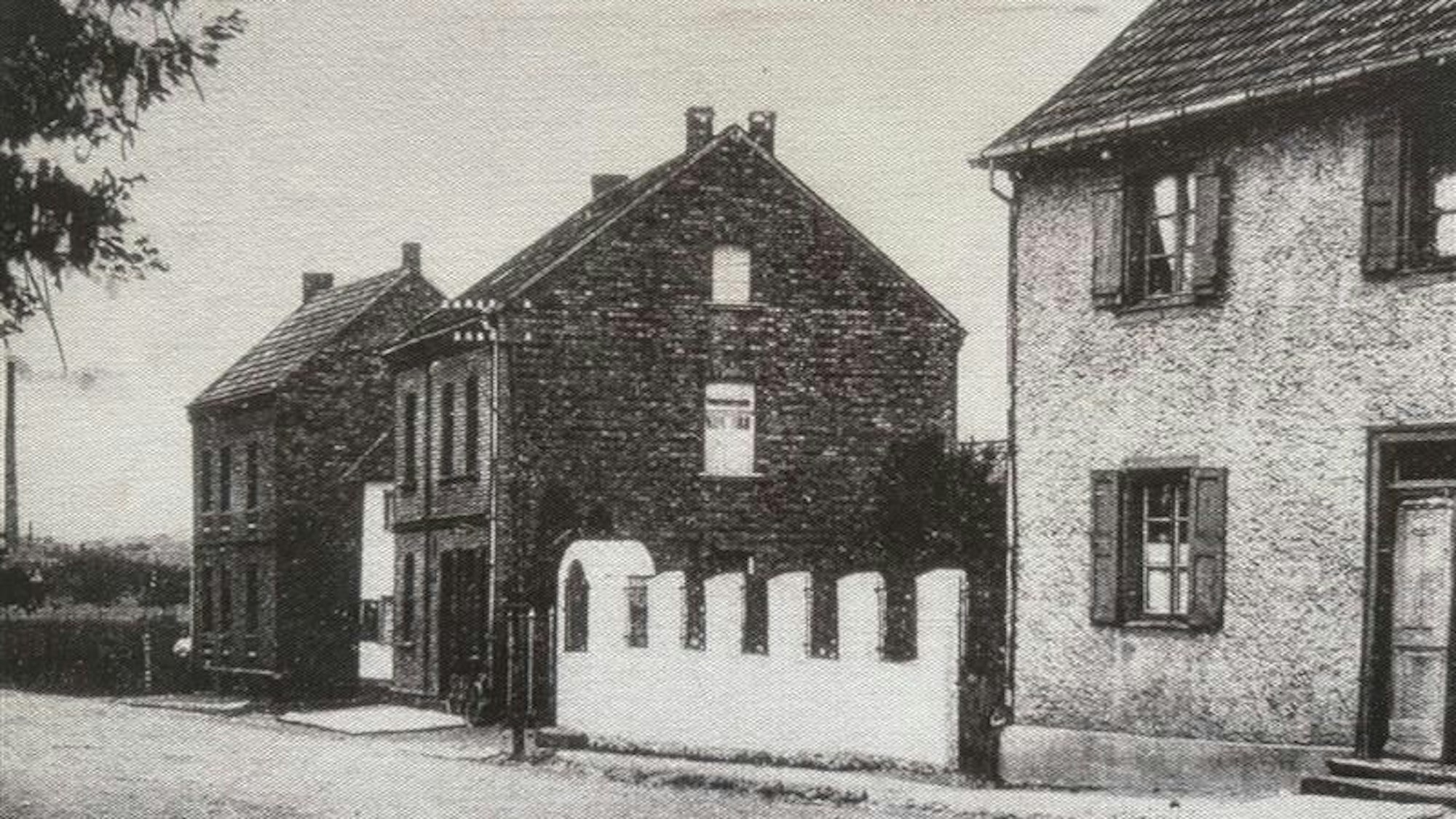 Viel hat sich seitdem in Niederpleis geändert. Das Gebäude der Bäckerei Profittlich um das Jahr 1930.