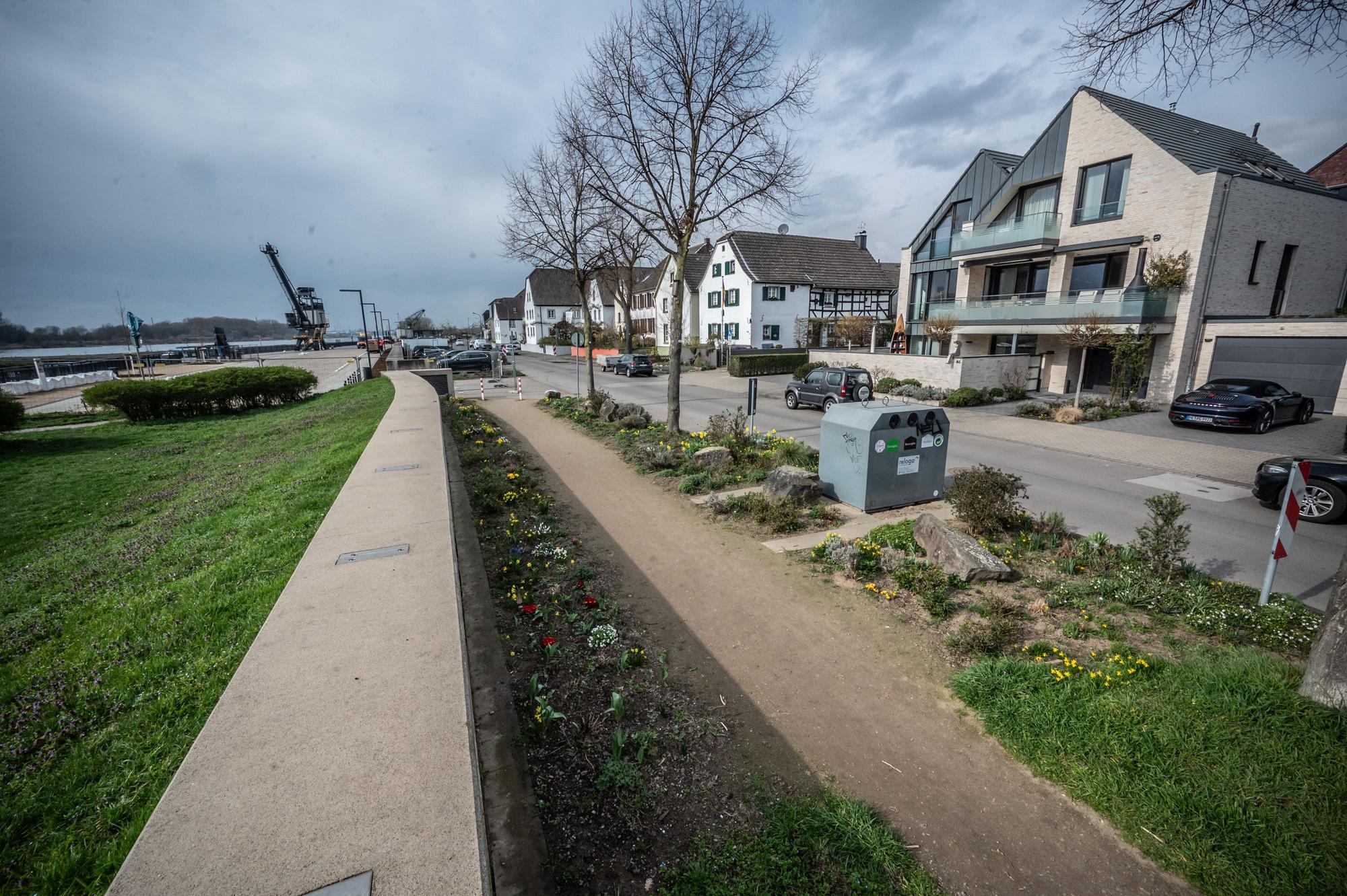 Hitdorf am Hafen, die Rheinstraße am Hafen