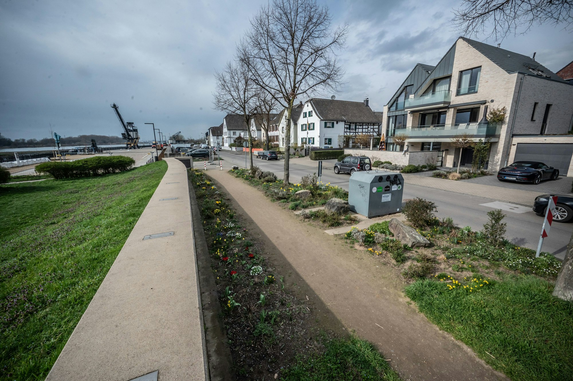 Hitdorf am Hafen, die Rheinstraße am Hafen