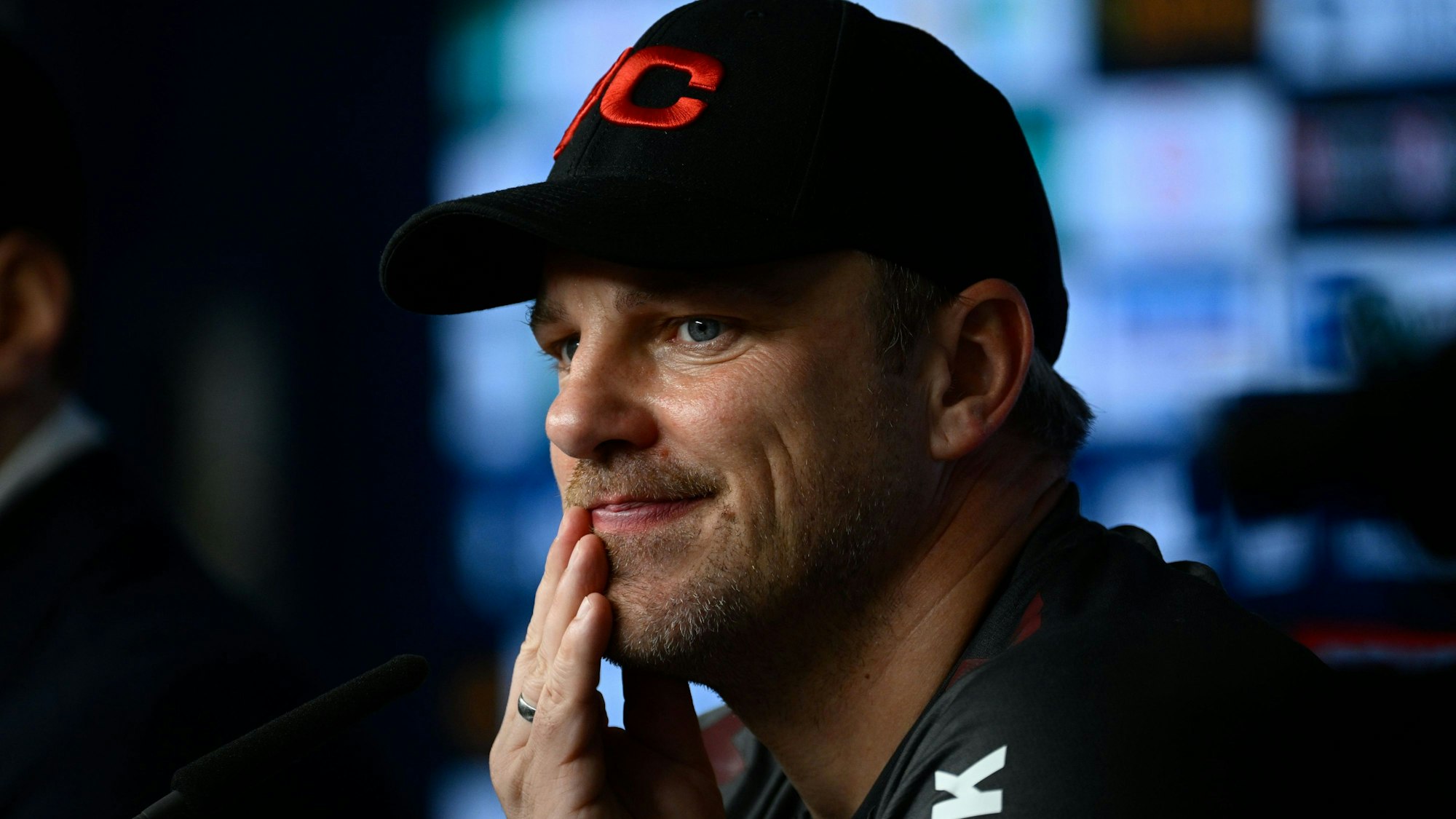 Lukas Kwasniok steht beim 1. FC Köln mit dem Rücken zur Wand. Im Derby gegen Gladbach muss ein Sieg her.