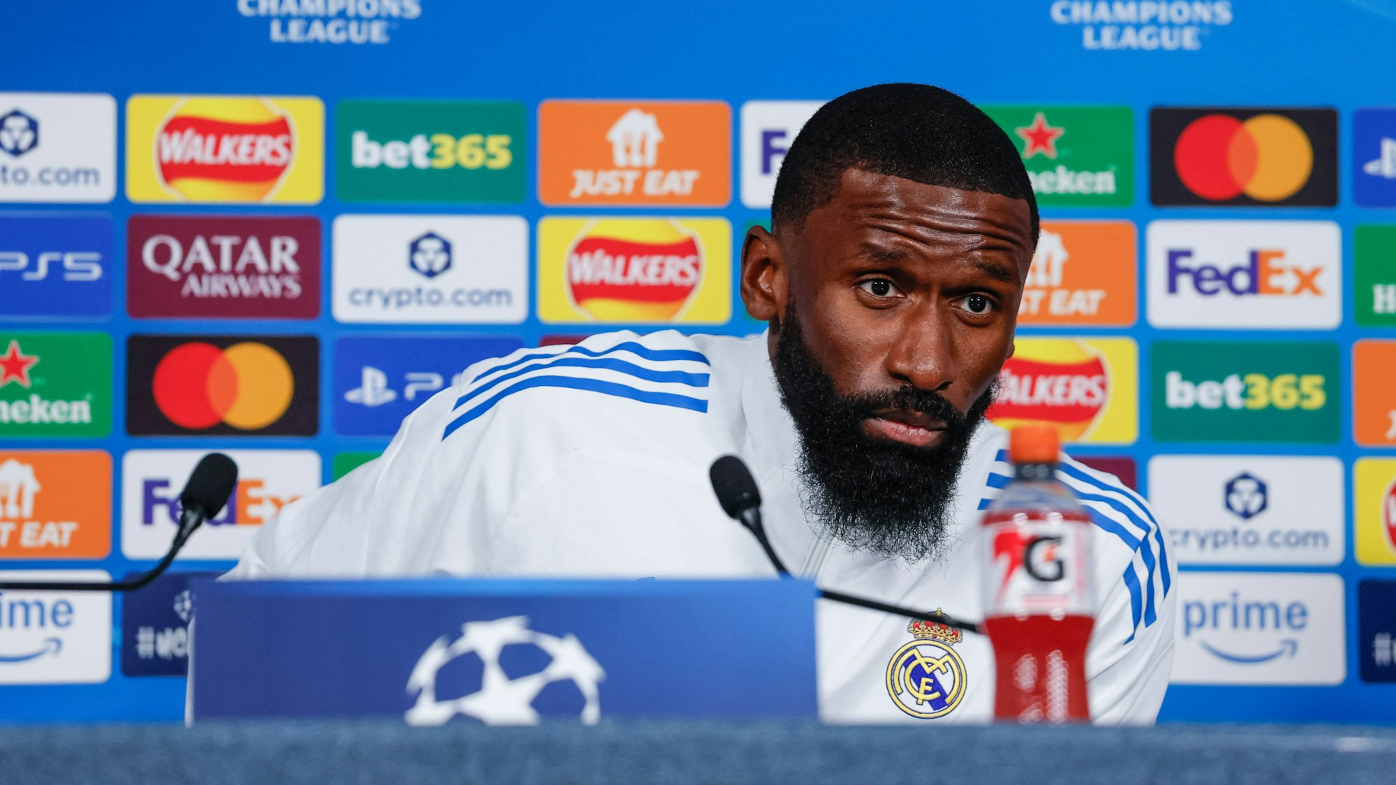 Antonio Rüdiger auf einer Pressekonferenz von Real Madrid