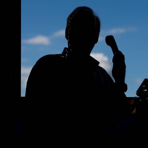 Ein Mann hält ein Telefon.