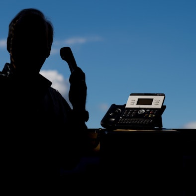 Ein Mann hält ein Telefon.