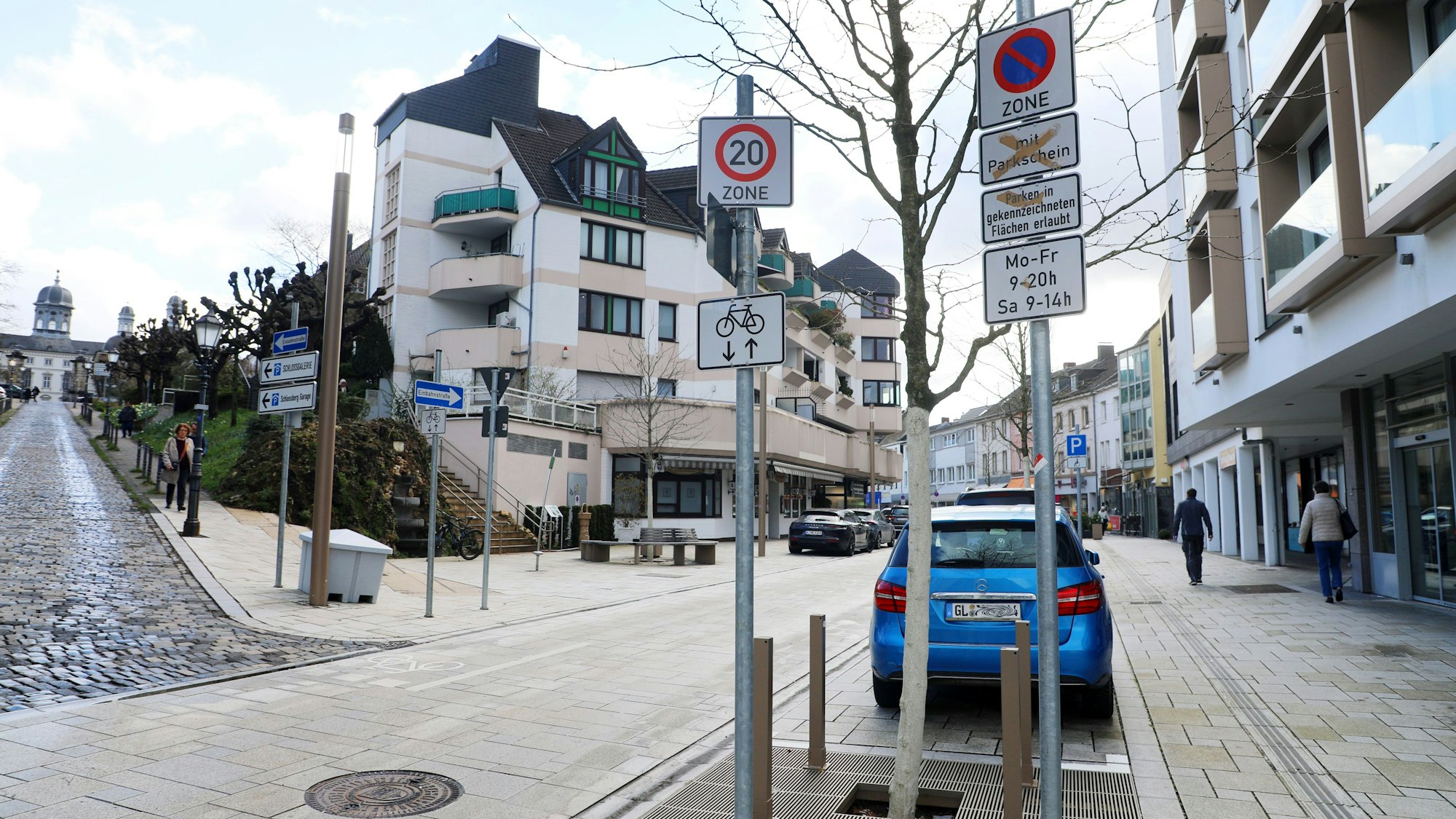 An der Einfahrt zur Schloßstraße sind Schilder zu sehen.
