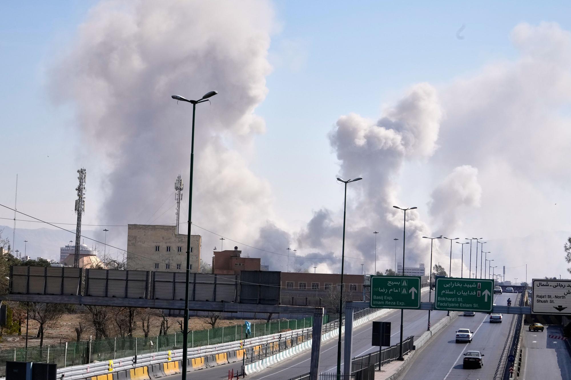 Teheran: Rauchschwaden steigen auf, als während des amerikanisch-israelischen Militäreinsatzes Angriffe auf die Stadt erfolgen. (Symbolbild)