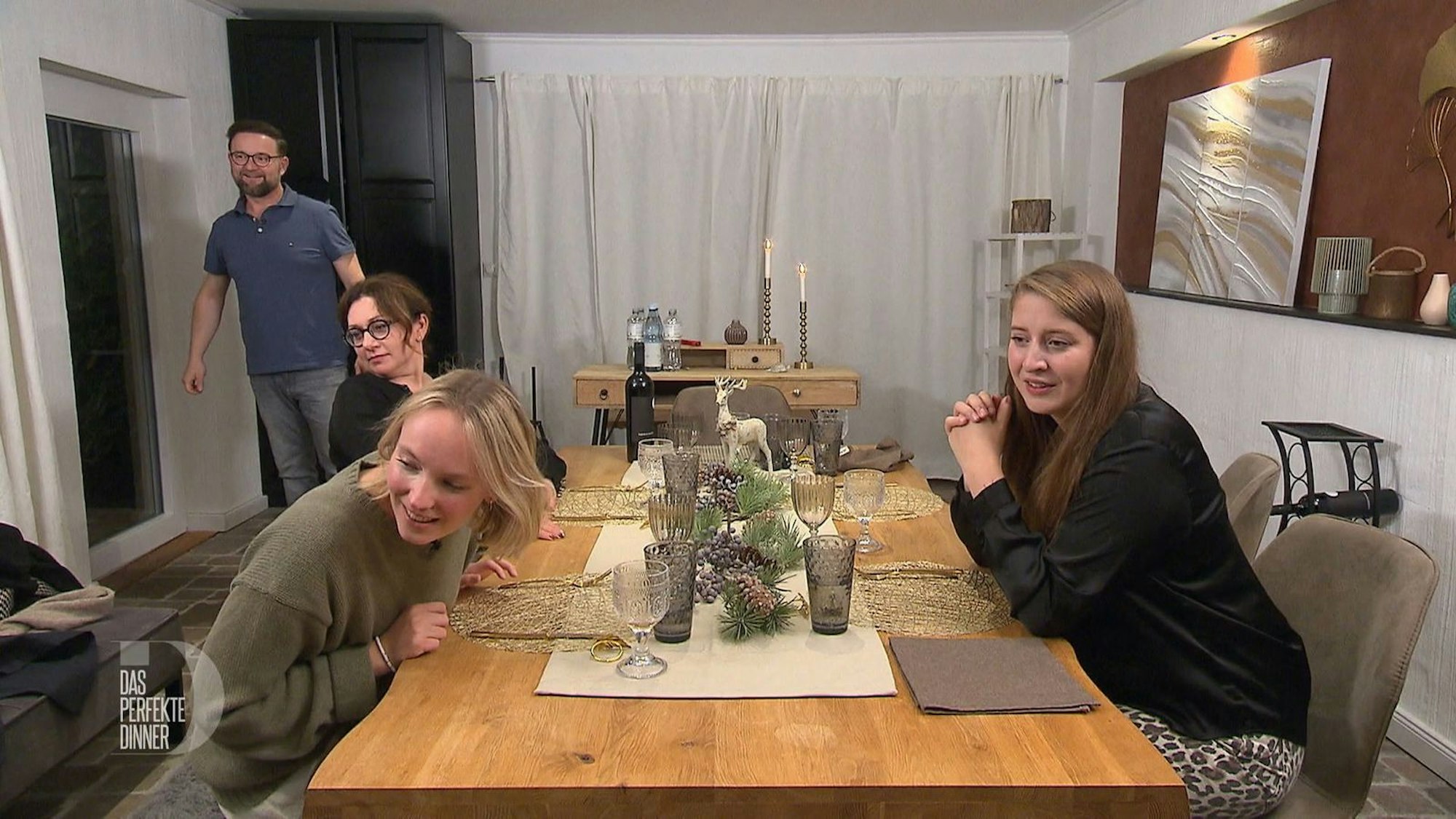 Gespannt beobachten die Gäste Eugenio, wie er den störrischen Kamin aufmacht.
(Bild: RTL)