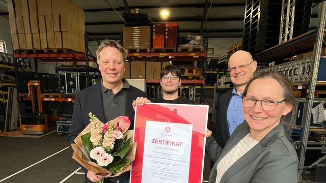 Jüngst für gute Ausbildung ausgezeichnet: Veranstaltungstechniker Andreas Winkelmann (l.) und Auszubildender Marco Dettmann erhalten das Zertifikat von Volker Zilles und Nicole Jordy.