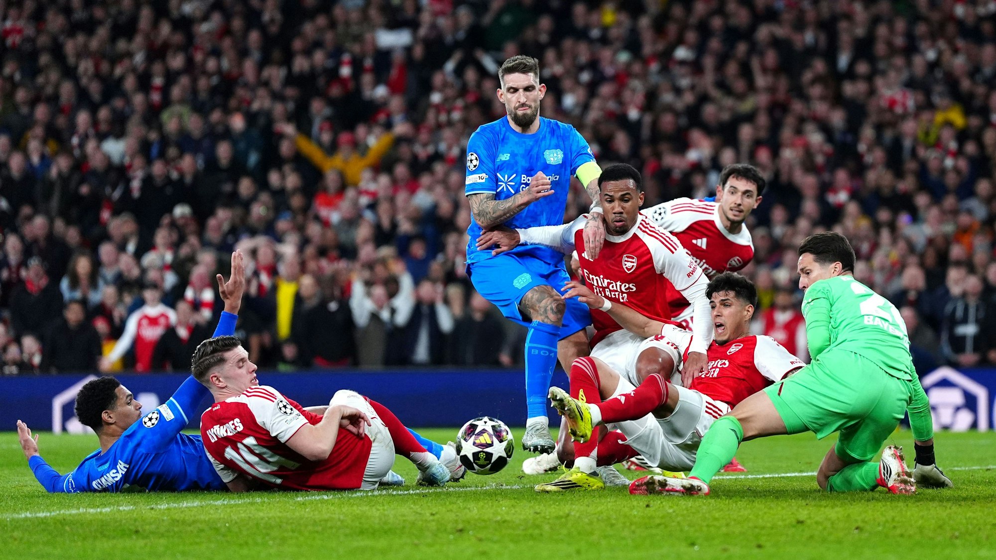 17.03.2026, Großbritannien, London: Fußball, Männer: Champions League, FC Arsenal - Bayer Leverkusen, K.o.-Runde, Achtelfinale, Rückspiele. Gerangel im Torraum. Foto: Bradley Collyer/PA Wire/dpa +++ dpa-Bildfunk +++