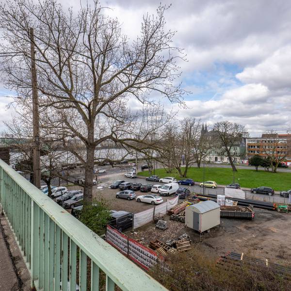15.03.2026, Köln: Auf diesem Gelände an der Severinsbrücke soll ein Hotel- und Bürogebäude entstehen. Es liegt zwischen der Helenenwallstraße und der Siegburger Straße nördlich der Brücke. Foto: Uwe Weiser