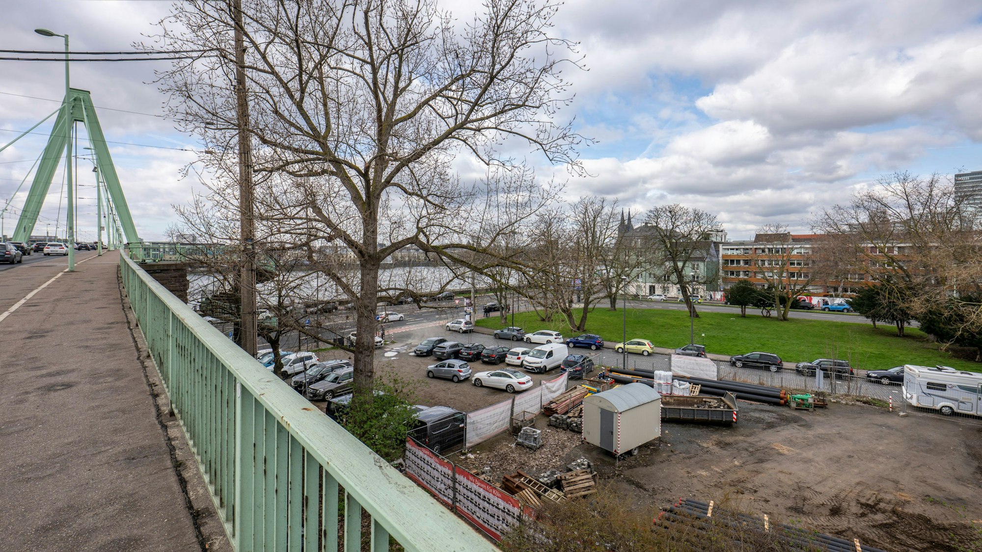 15.03.2026, Köln: Auf diesem Gelände an der Severinsbrücke soll ein Hotel- und Bürogebäude entstehen. Es liegt zwischen der Helenenwallstraße und der Siegburger Straße nördlich der Brücke. Foto: Uwe Weiser