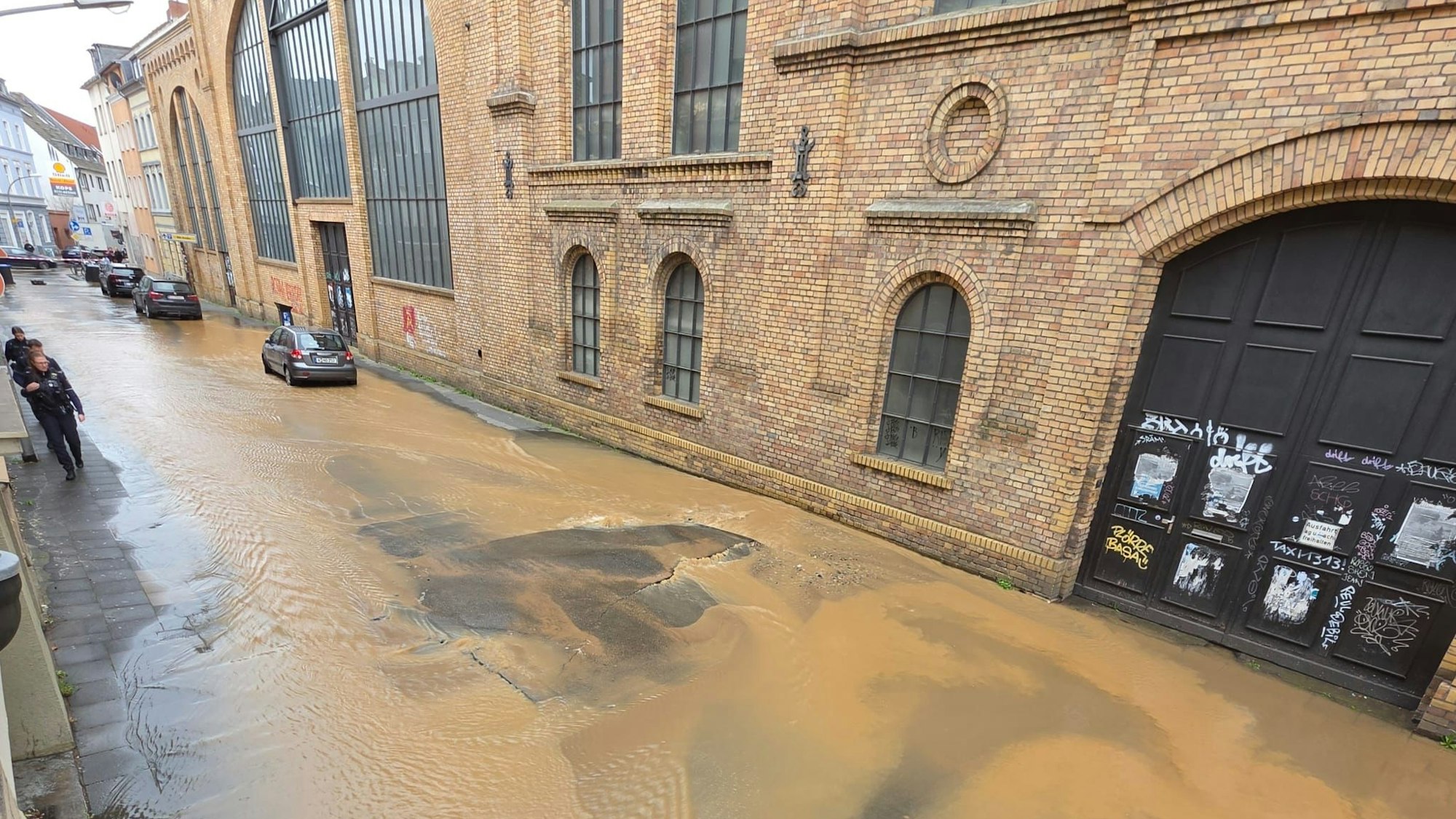 Die Vietorstraße in Kalk steht am Dienstagnachmittag unter Wasser.