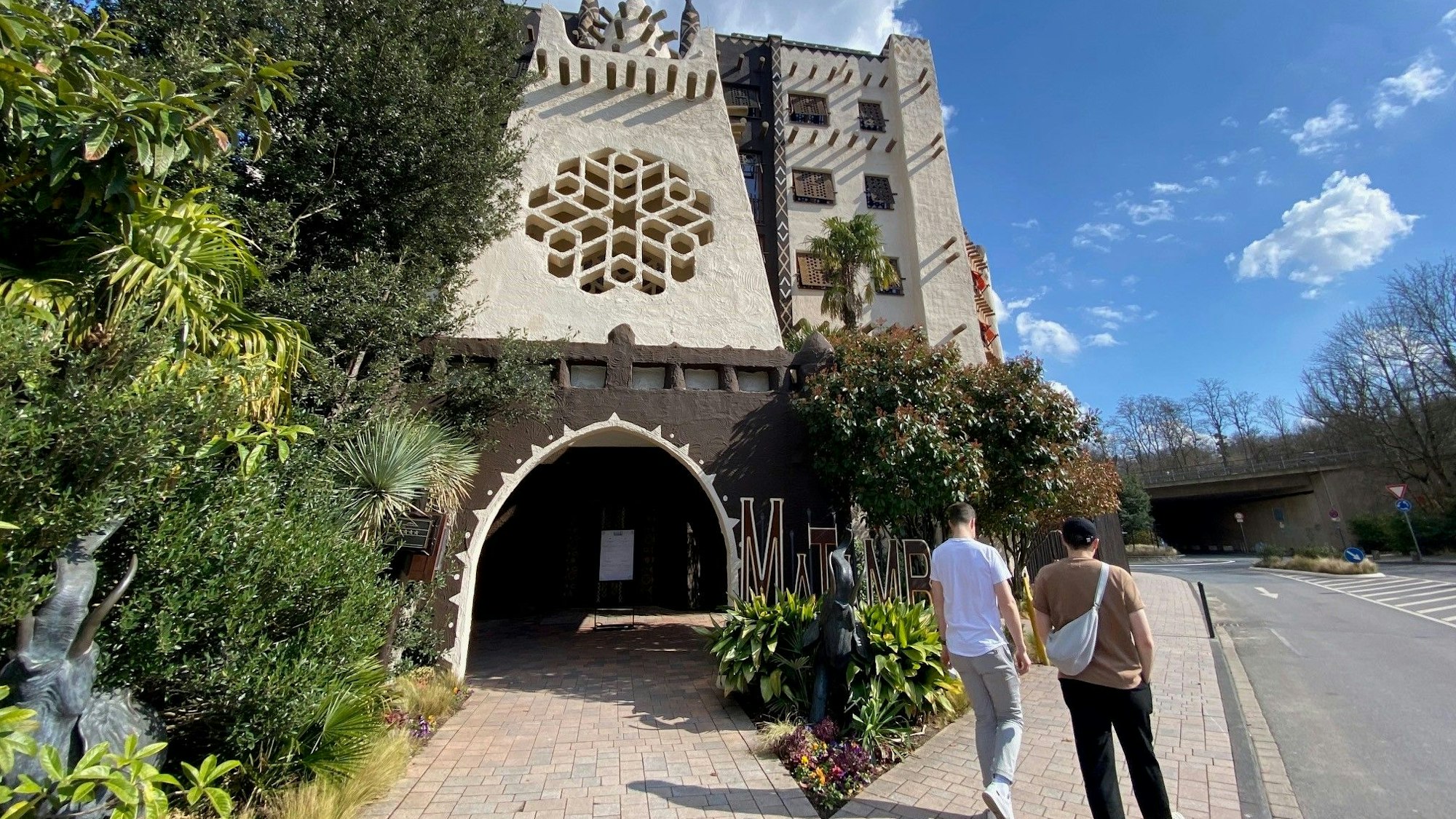 Zu sehen sind zwei Männer vor dem Hotel „Matamba“.
