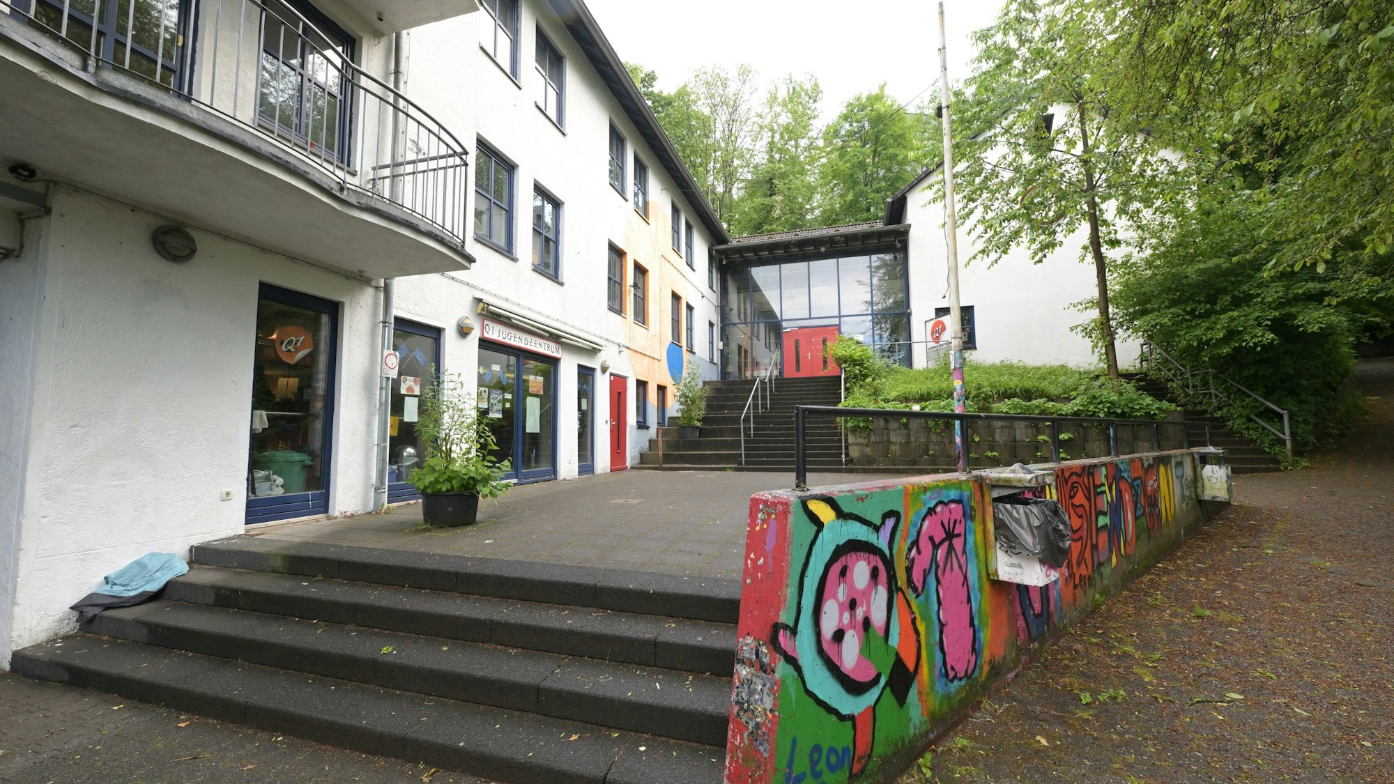 Das zweigeschossige Gebäude von außen.